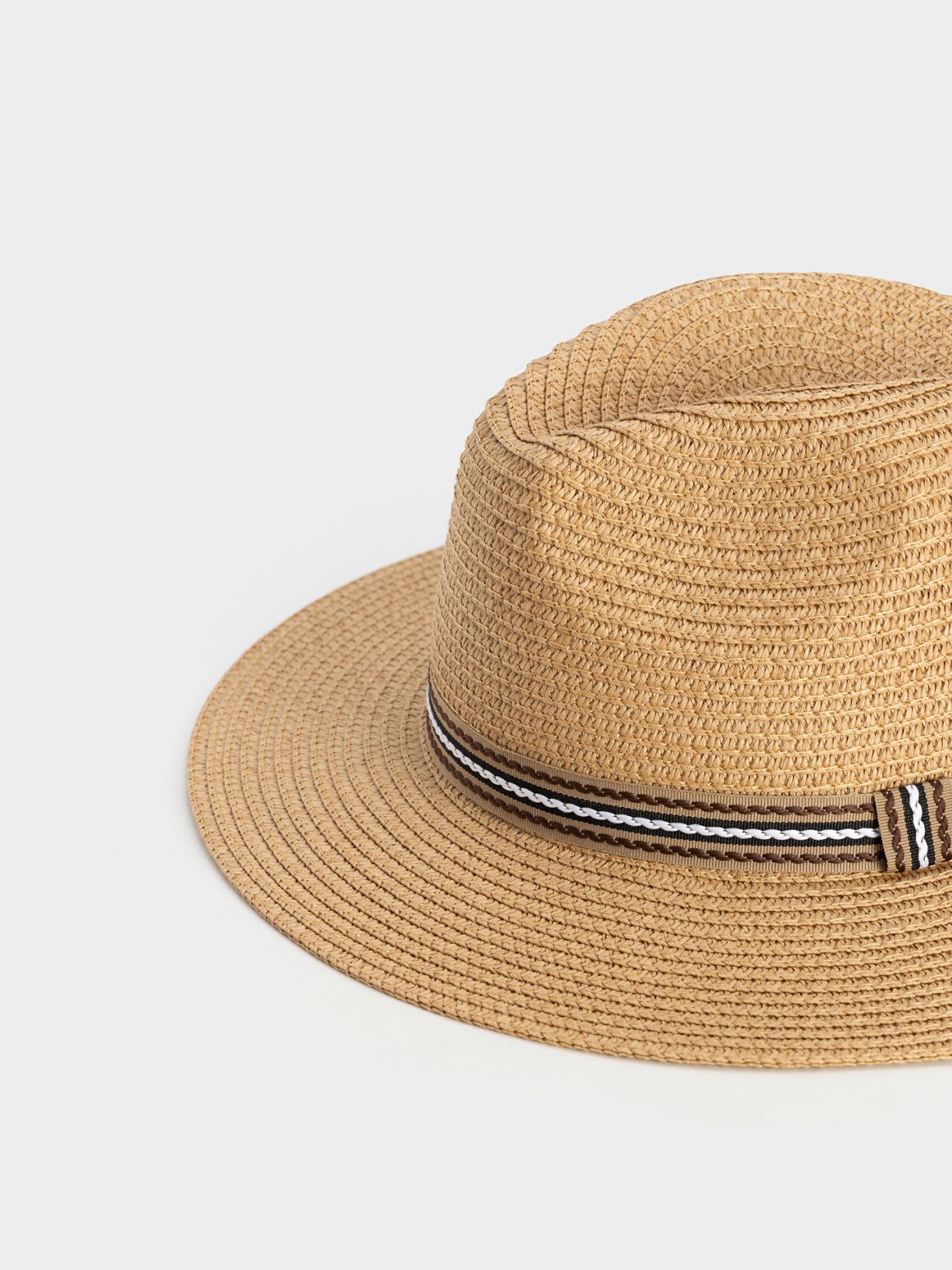 כובע פדורה במראה קש