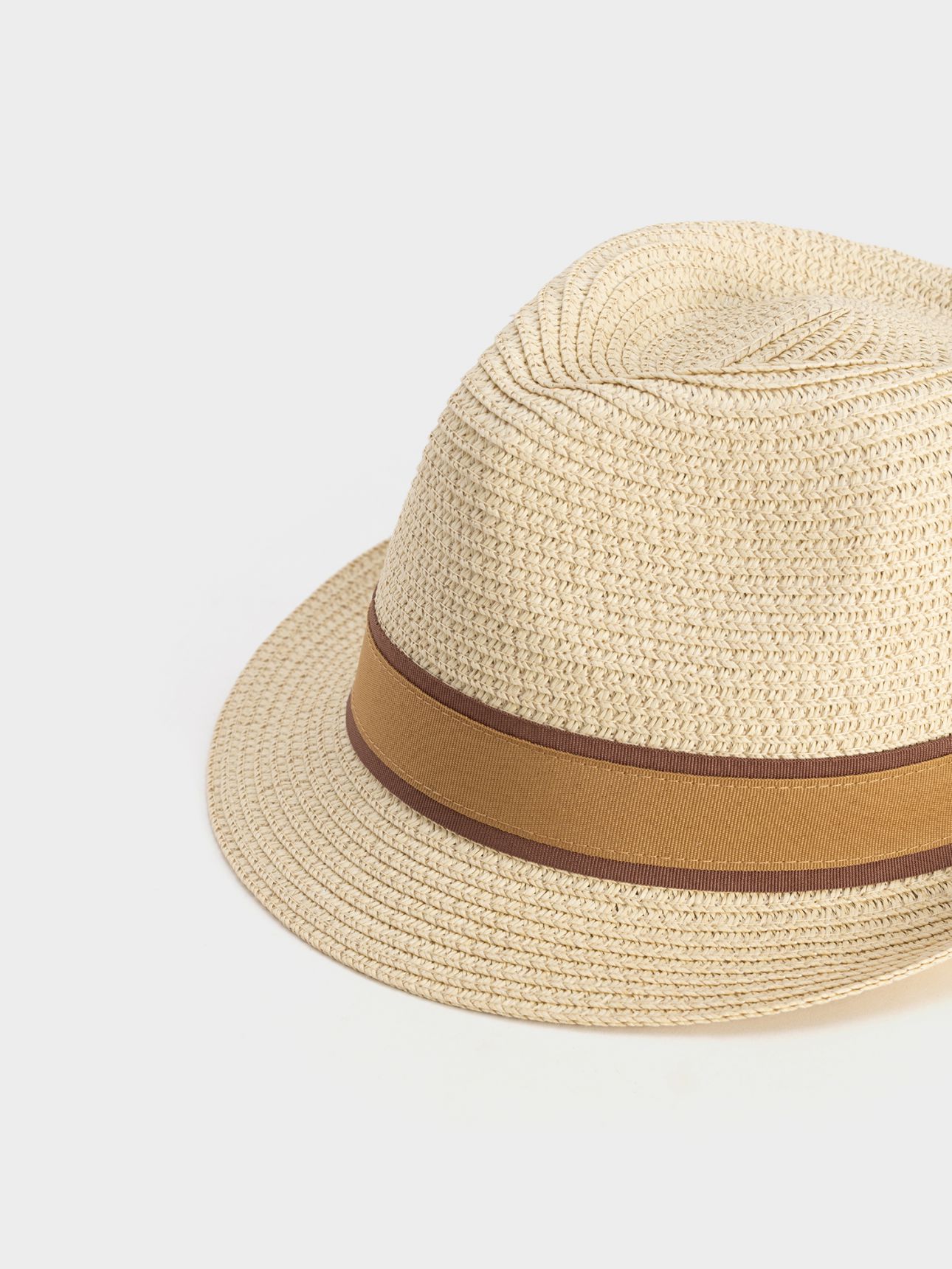 כובע במראה קש