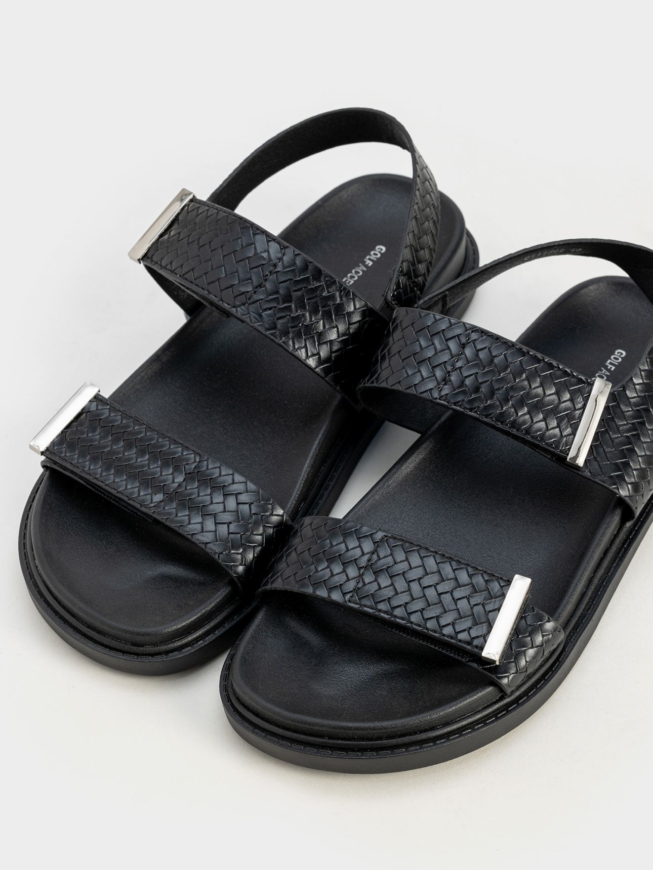 סנדלים שטוחים במראה עור