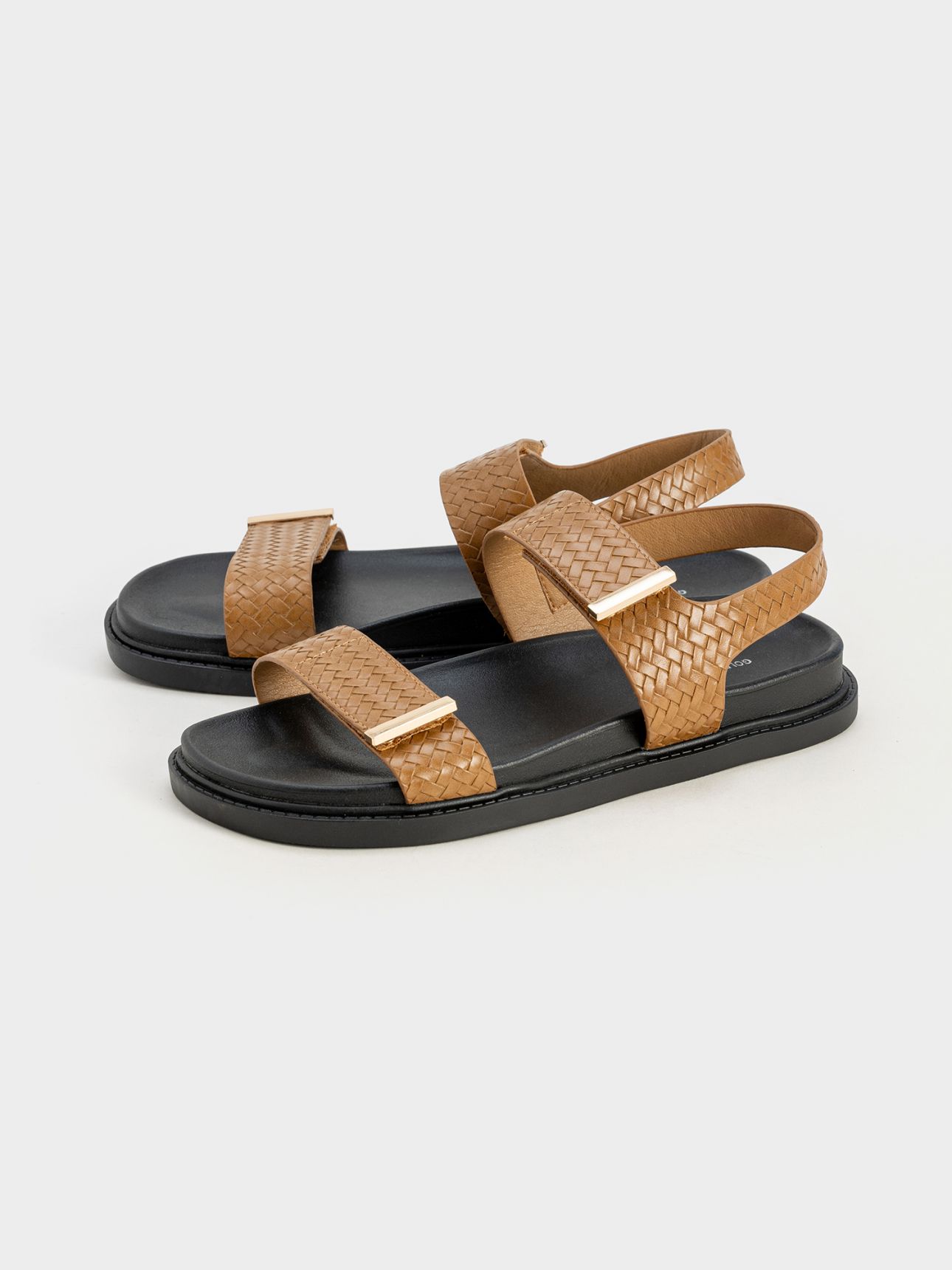 סנדלים שטוחים במראה עור