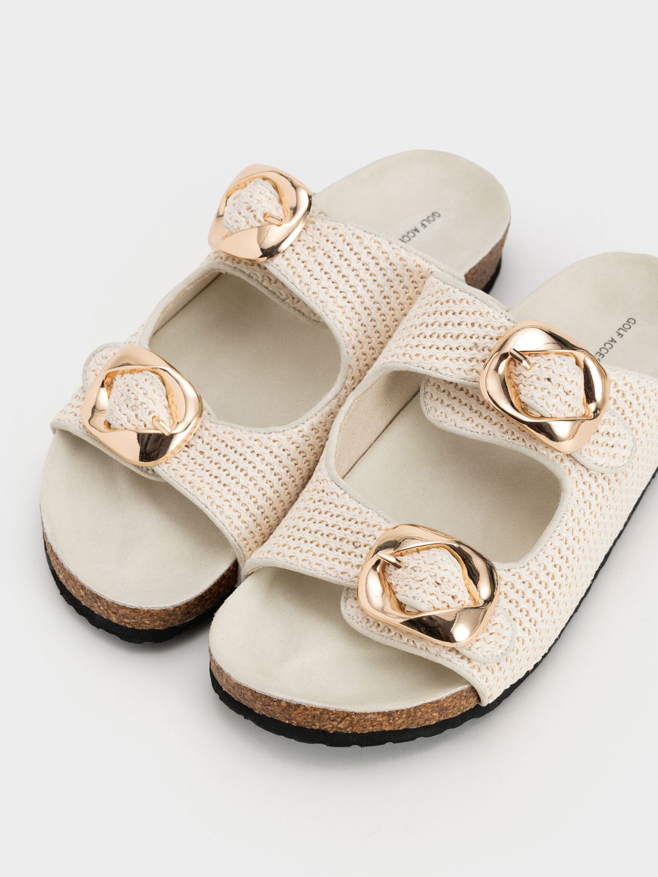 כפכפי רצועות במראה קש