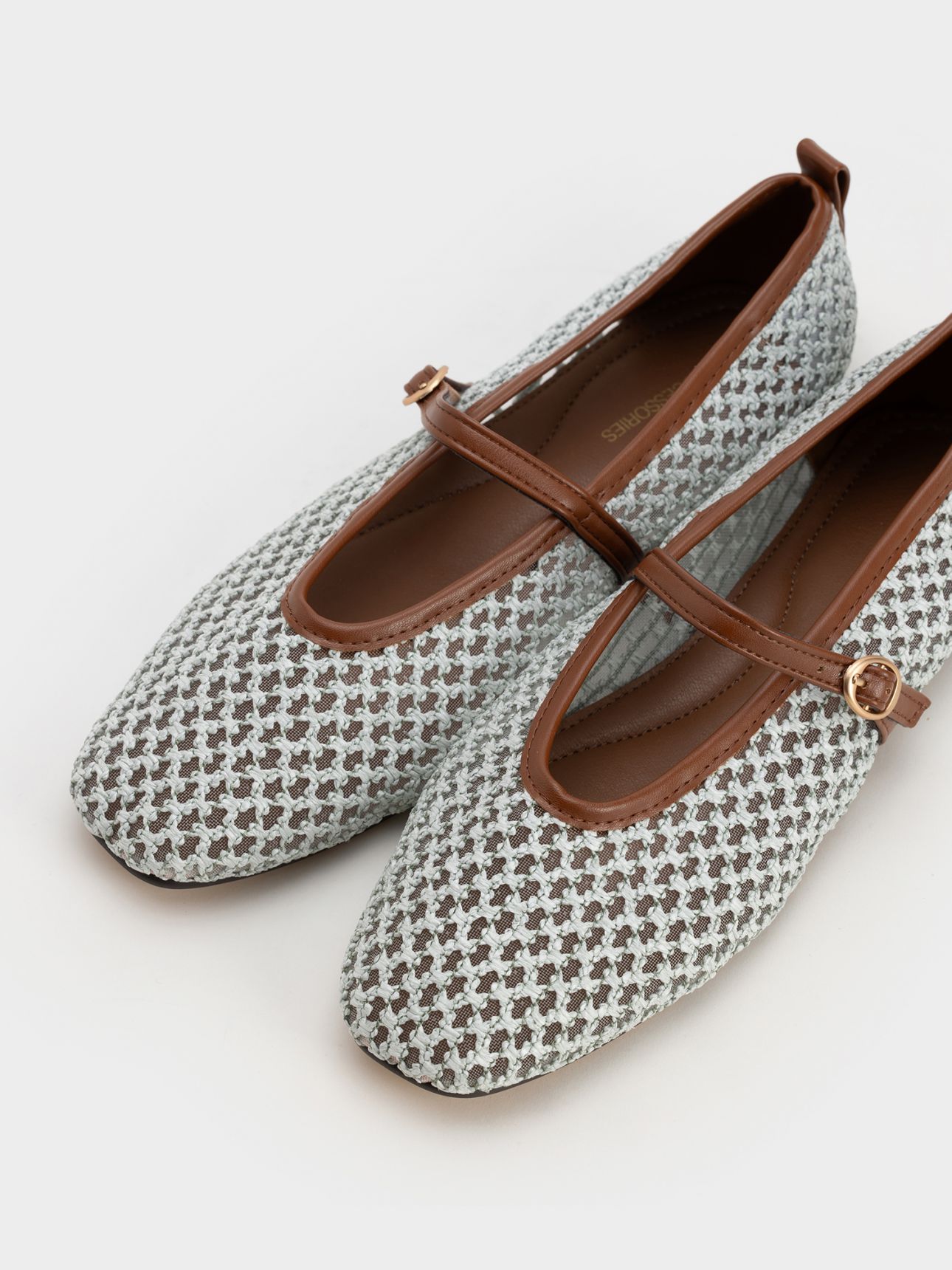 נעלי בובה קלועות במראה טבעי