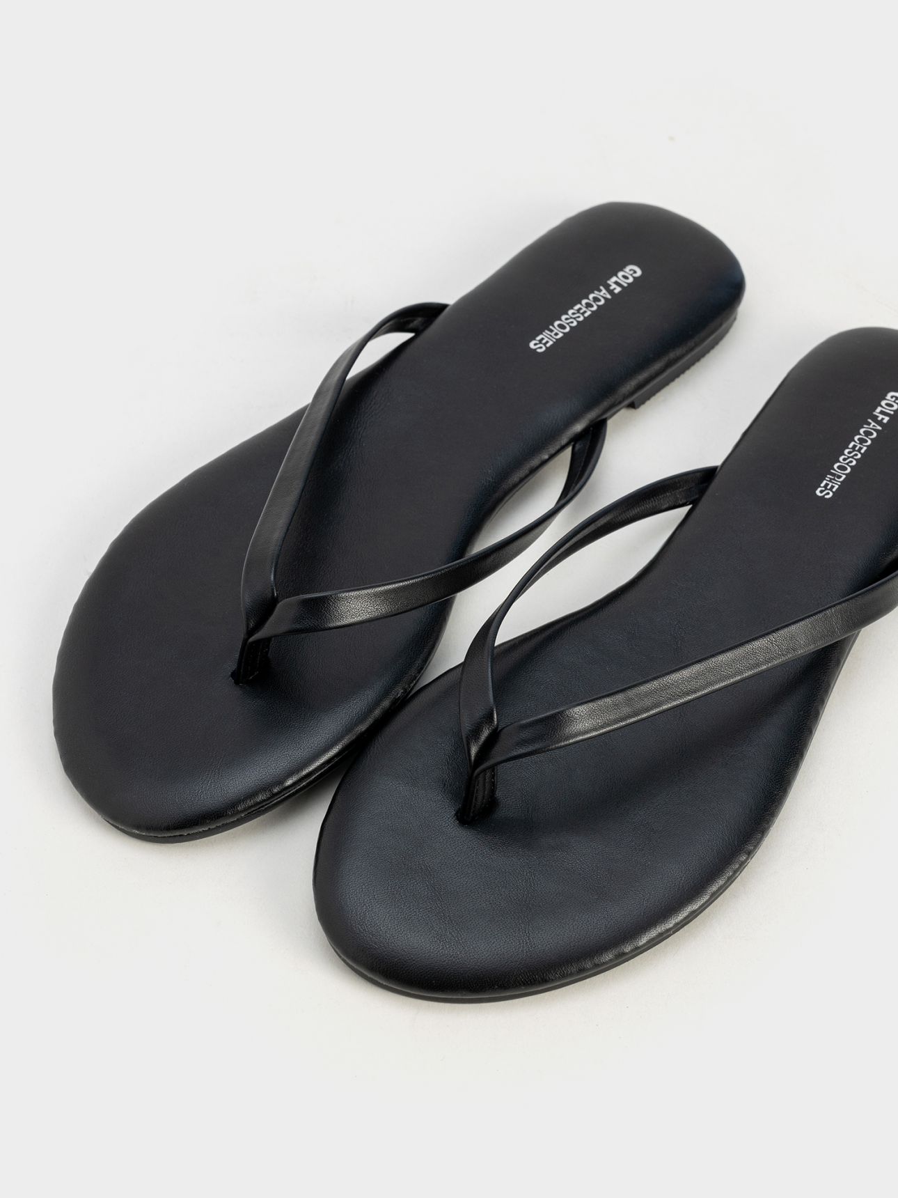 כפכפי אצבע במראה עור