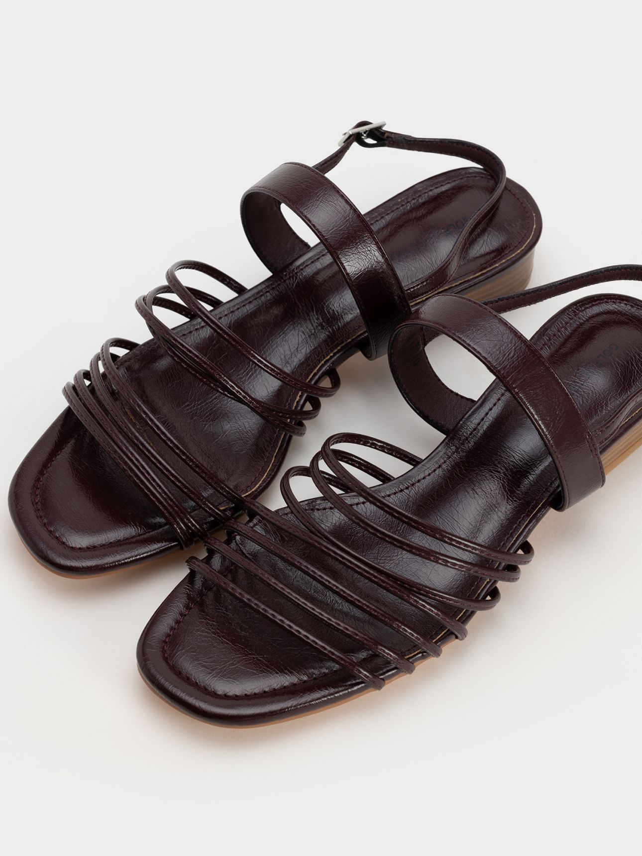 סנדלי רצועות במראה עור