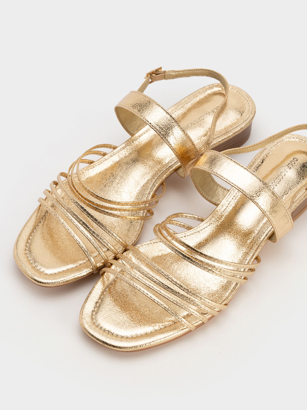 סנדלי רצועות במראה עור