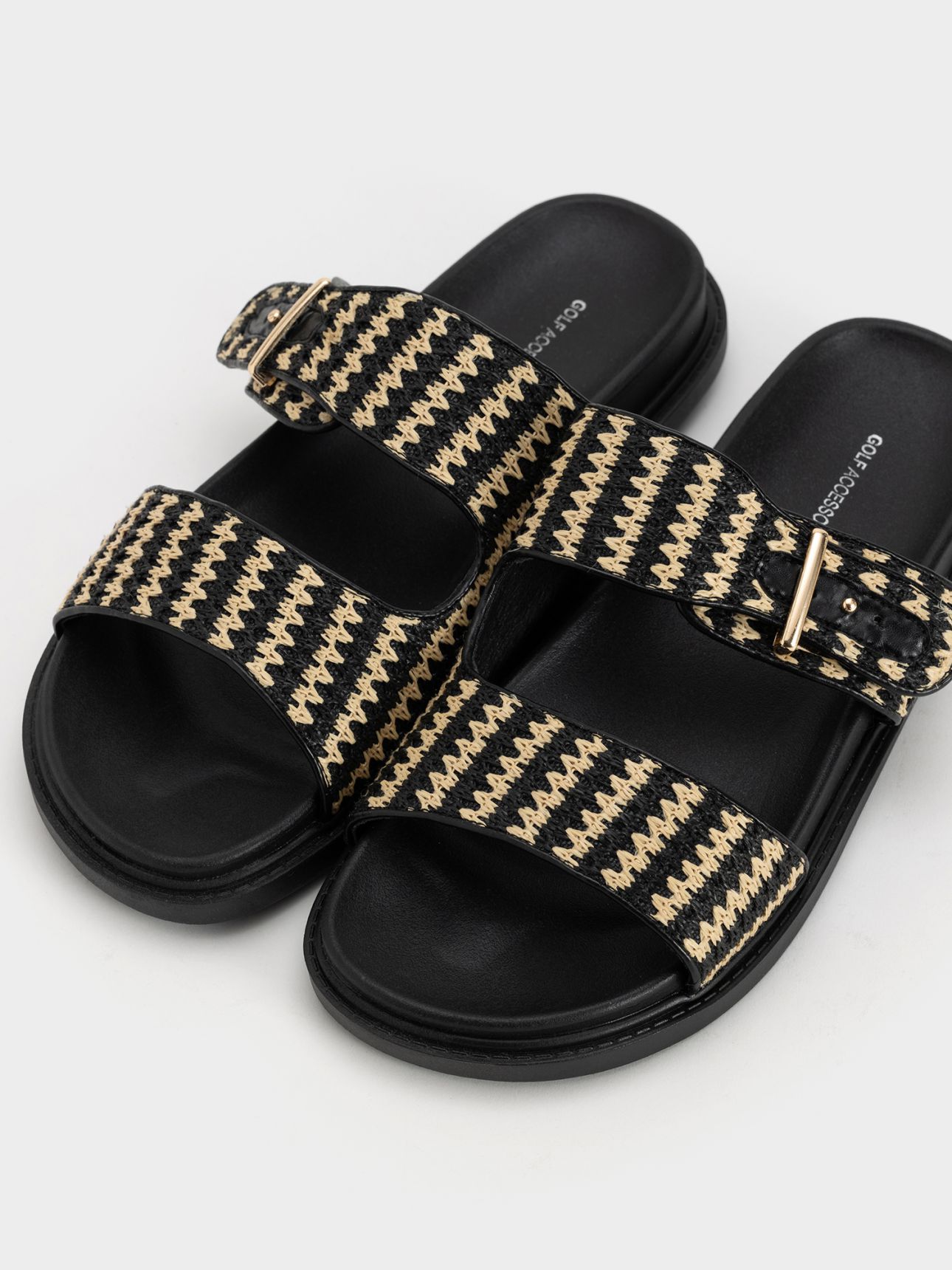 כפכף רצועות במראה טבעי