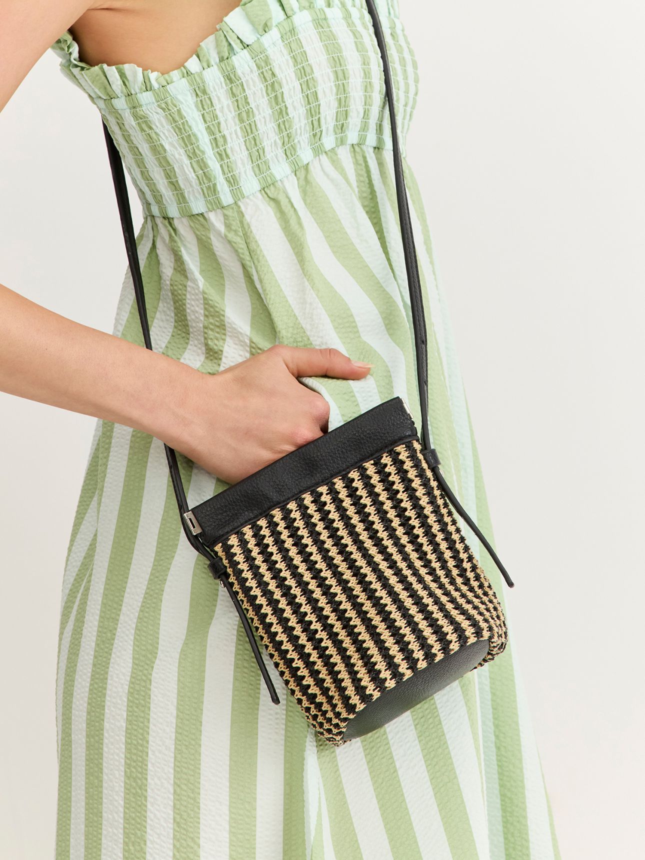 תיק צד במראה קש