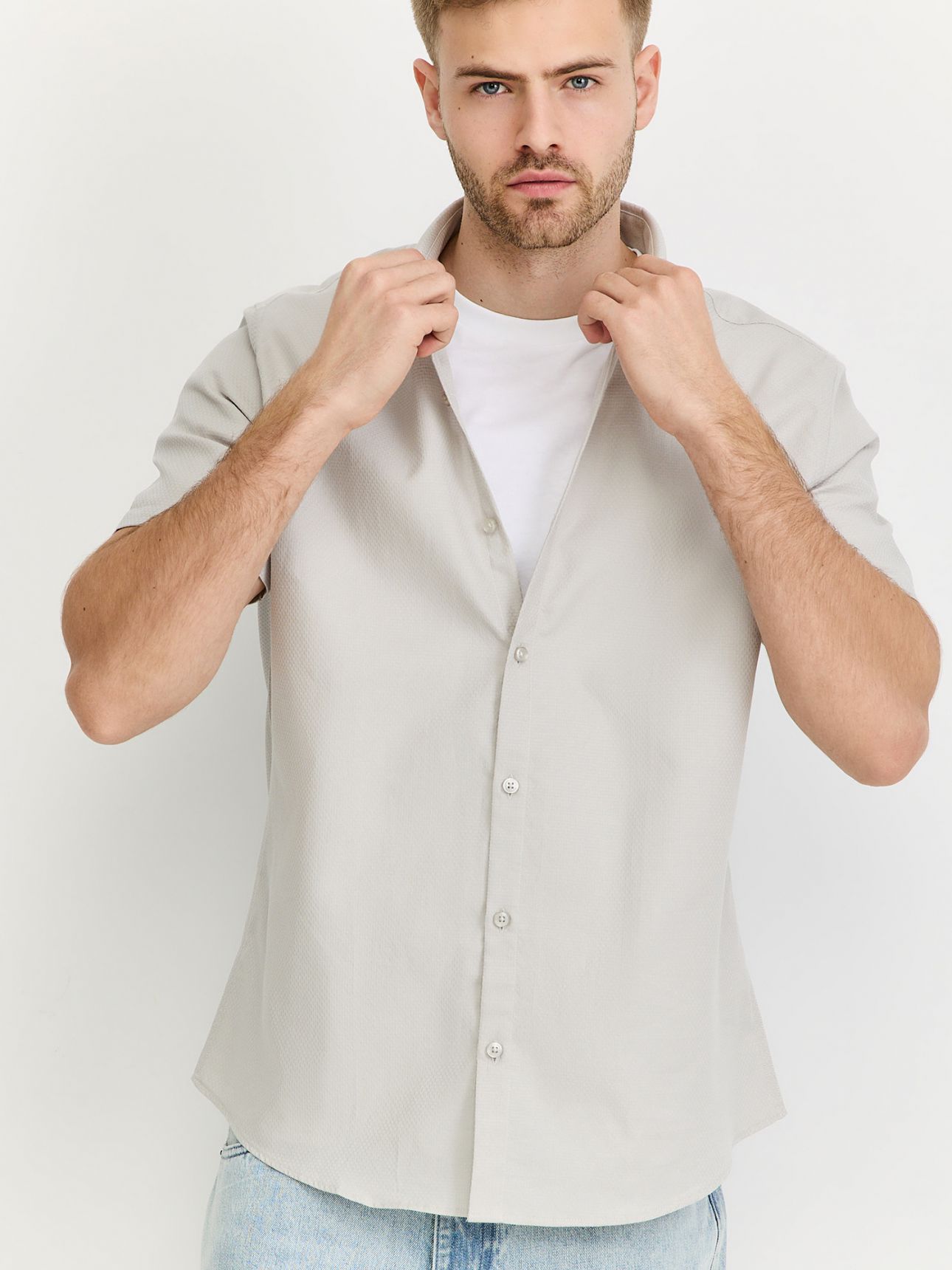 חולצה מכופתרת קצרה קלאסית