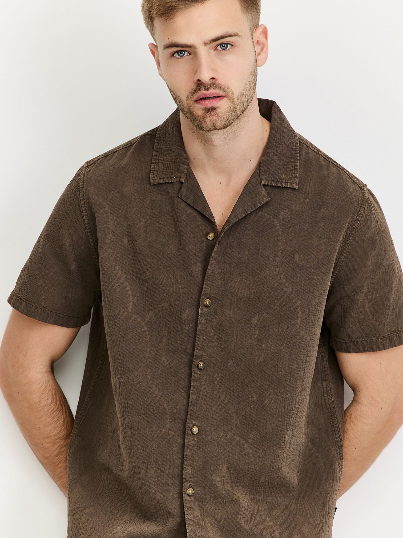 חולצת אריג מכופתרת ג’אקרד עלים