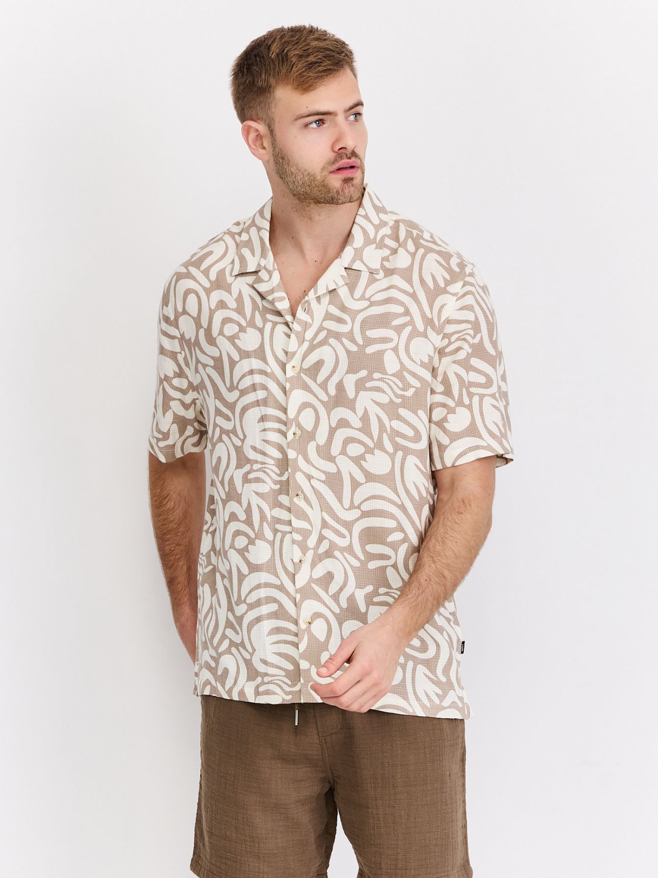 חולצנ מכופתרת קאמפ דפוס עלים