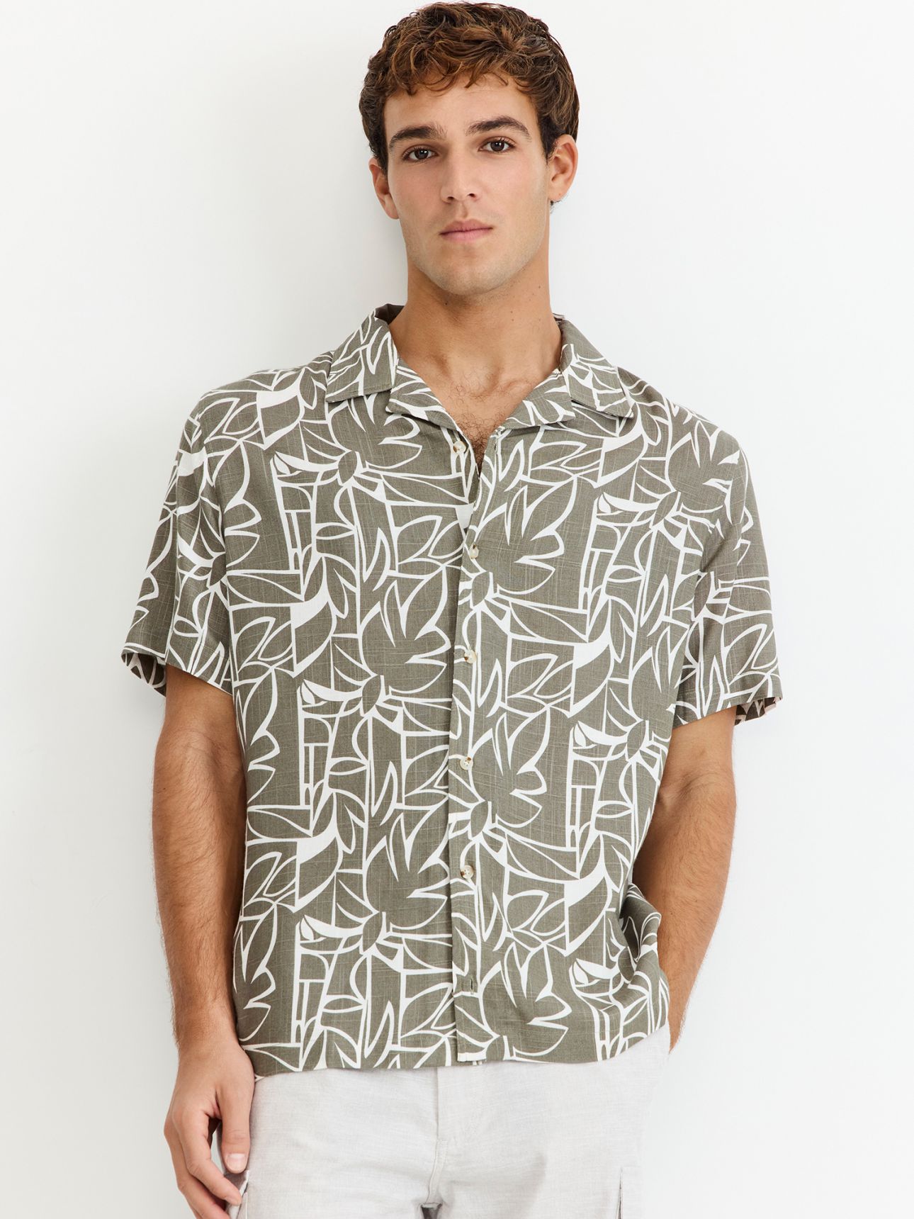 חולצה מכופתרת דפוס עלים