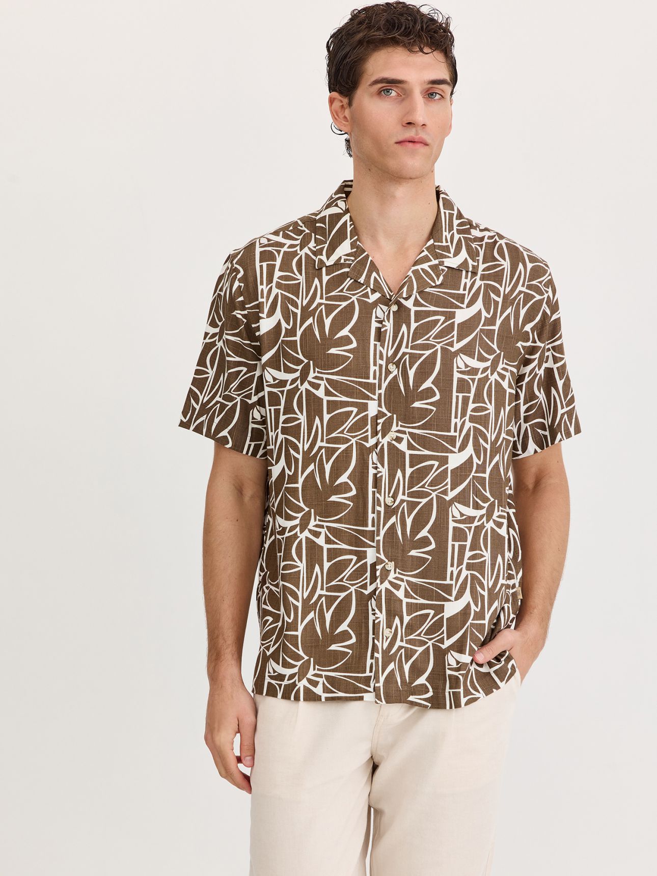 חולצה מכופתרת דפוס עלים