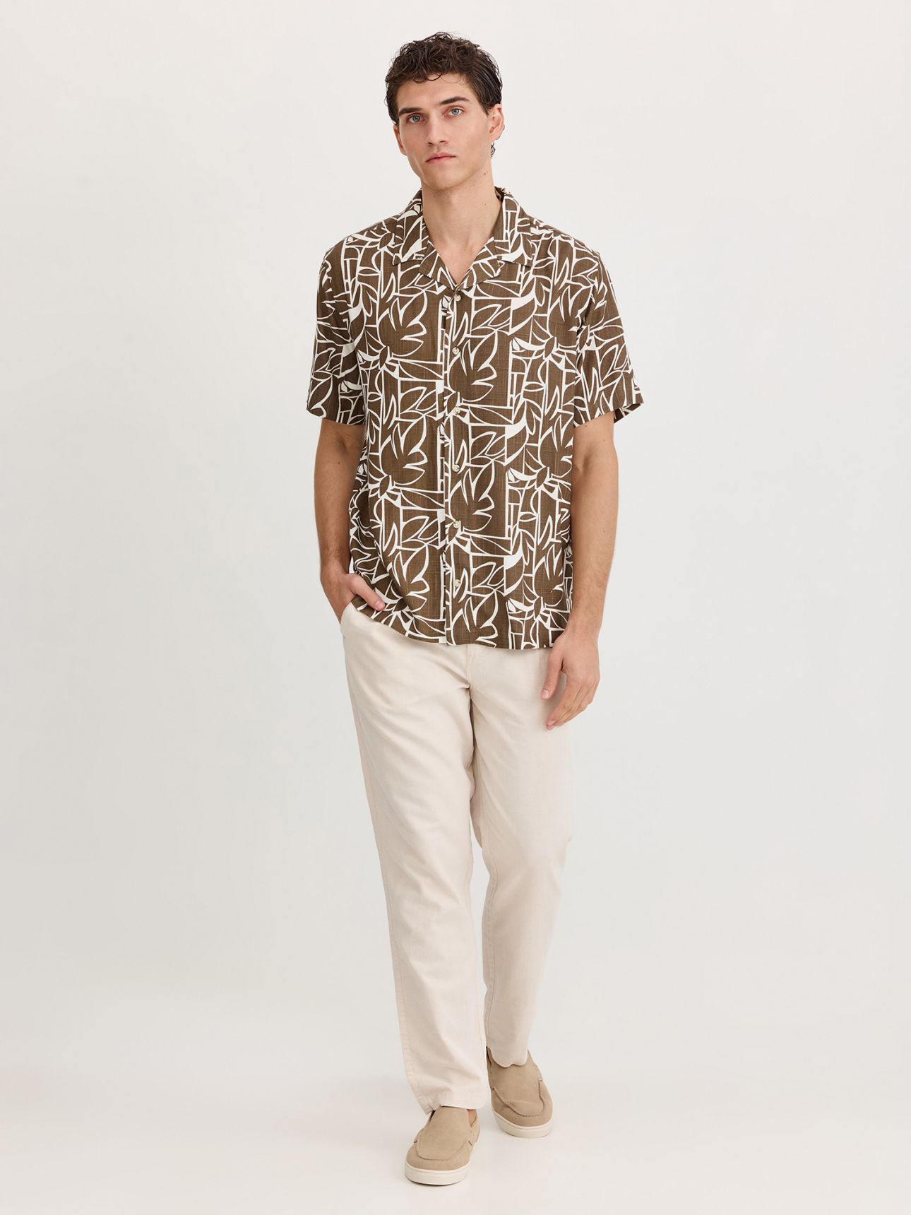 חולצה מכופתרת דפוס עלים