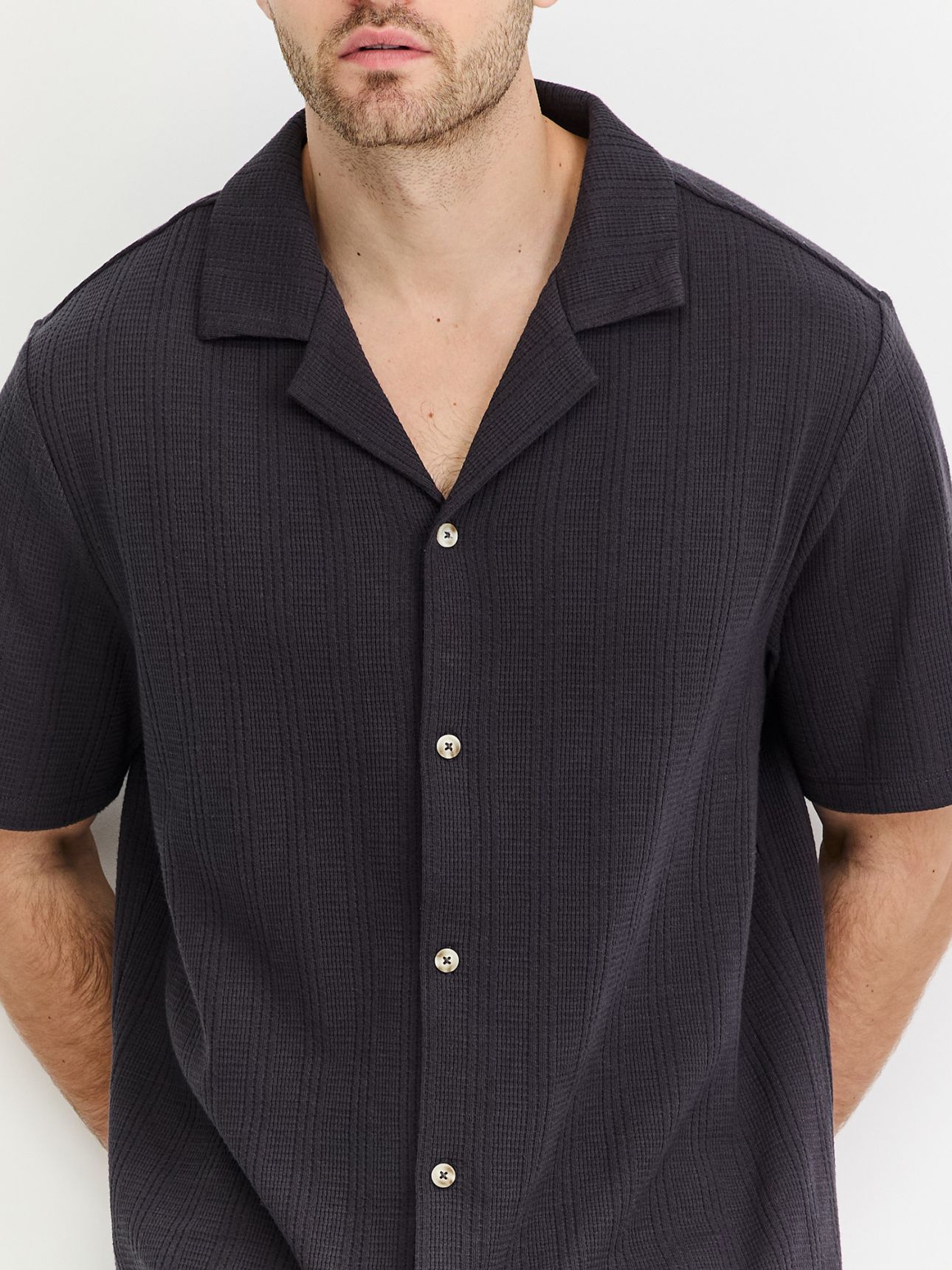 חולצה מכופתרת קצרה וופל