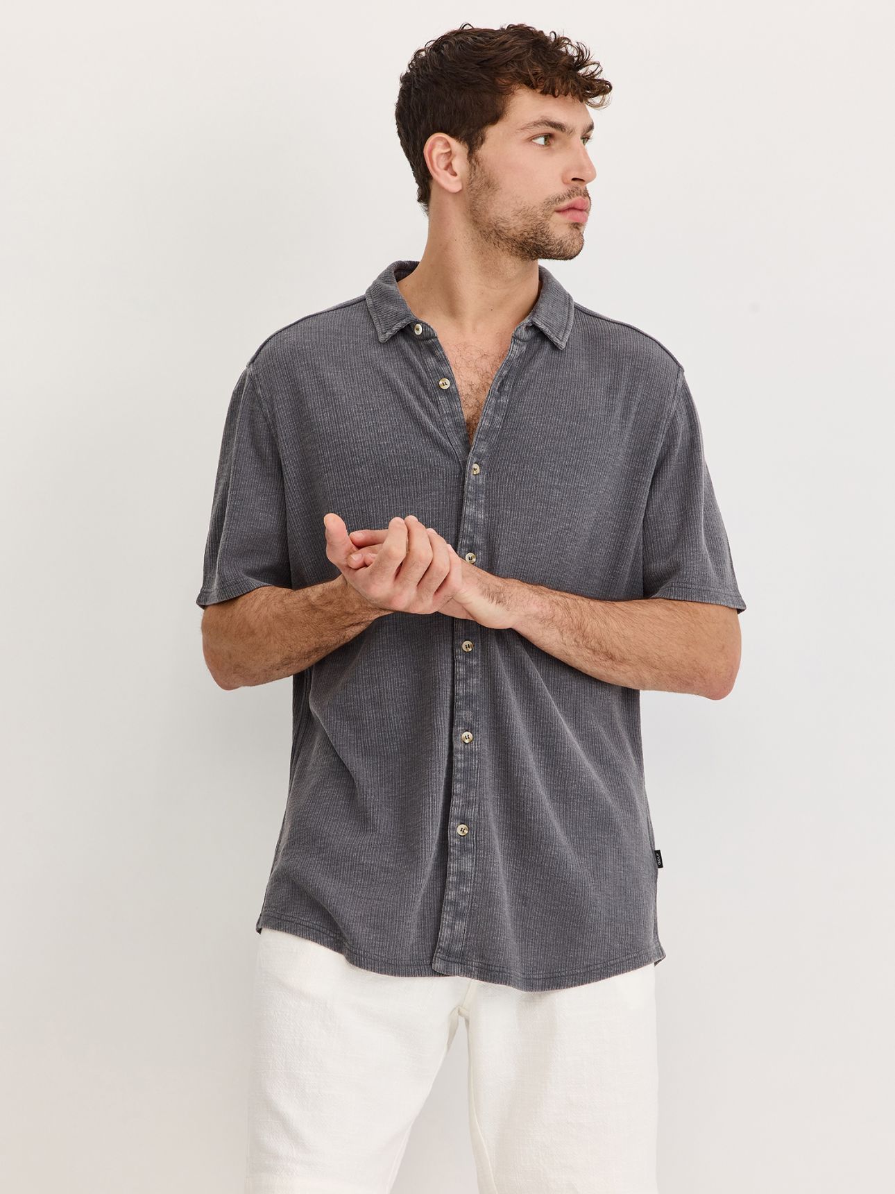 חולצת ריב מכופתרת במראה שטוף