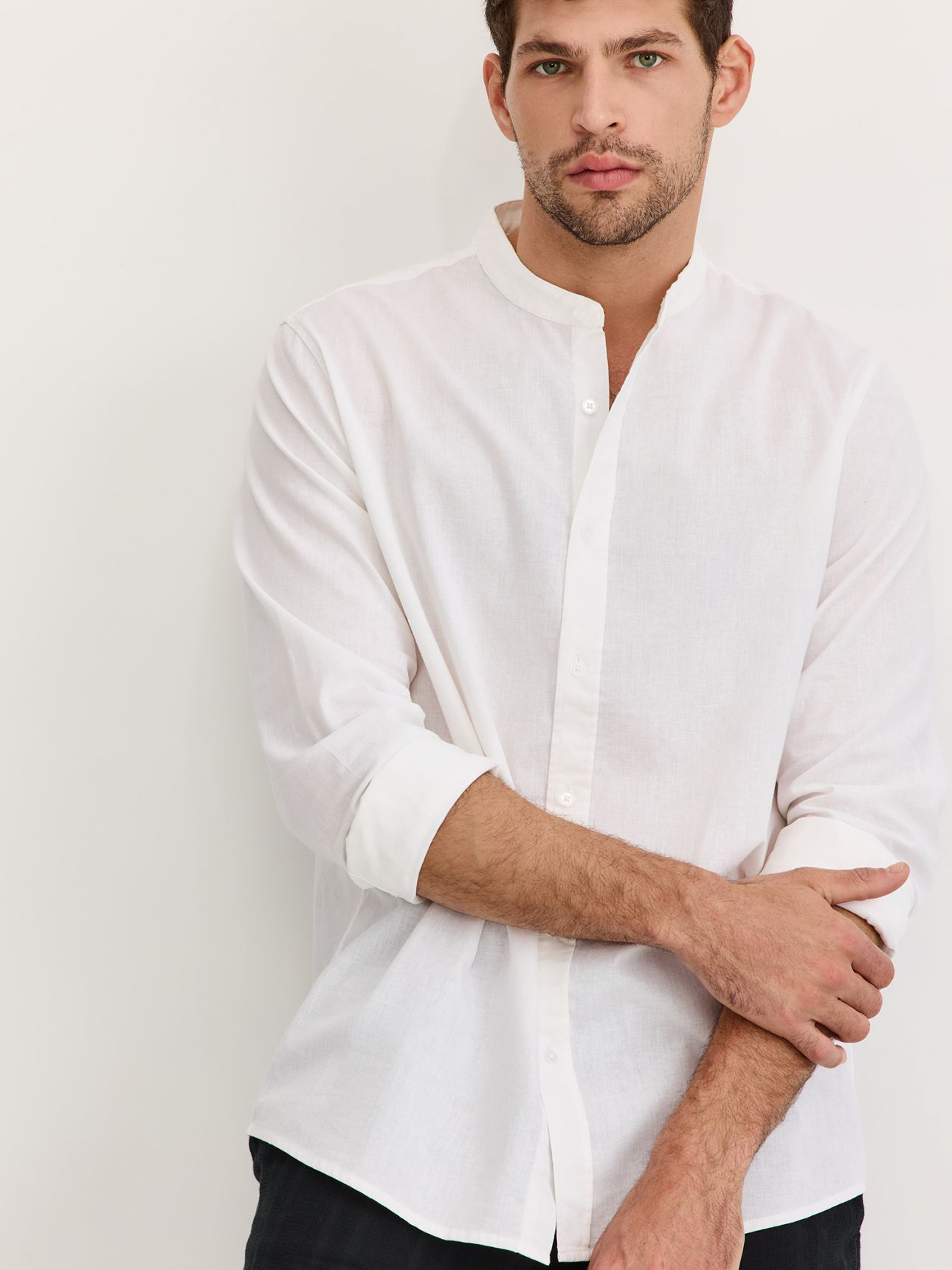 חולצה מכופתרת ארוכה צווארון סיני בשילוב פשתן