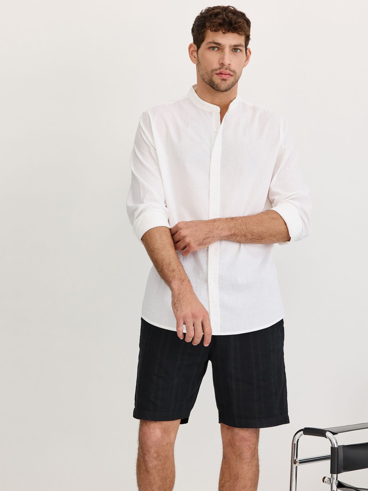 חולצה מכופתרת ארוכה צווארון סיני בשילוב פשתן