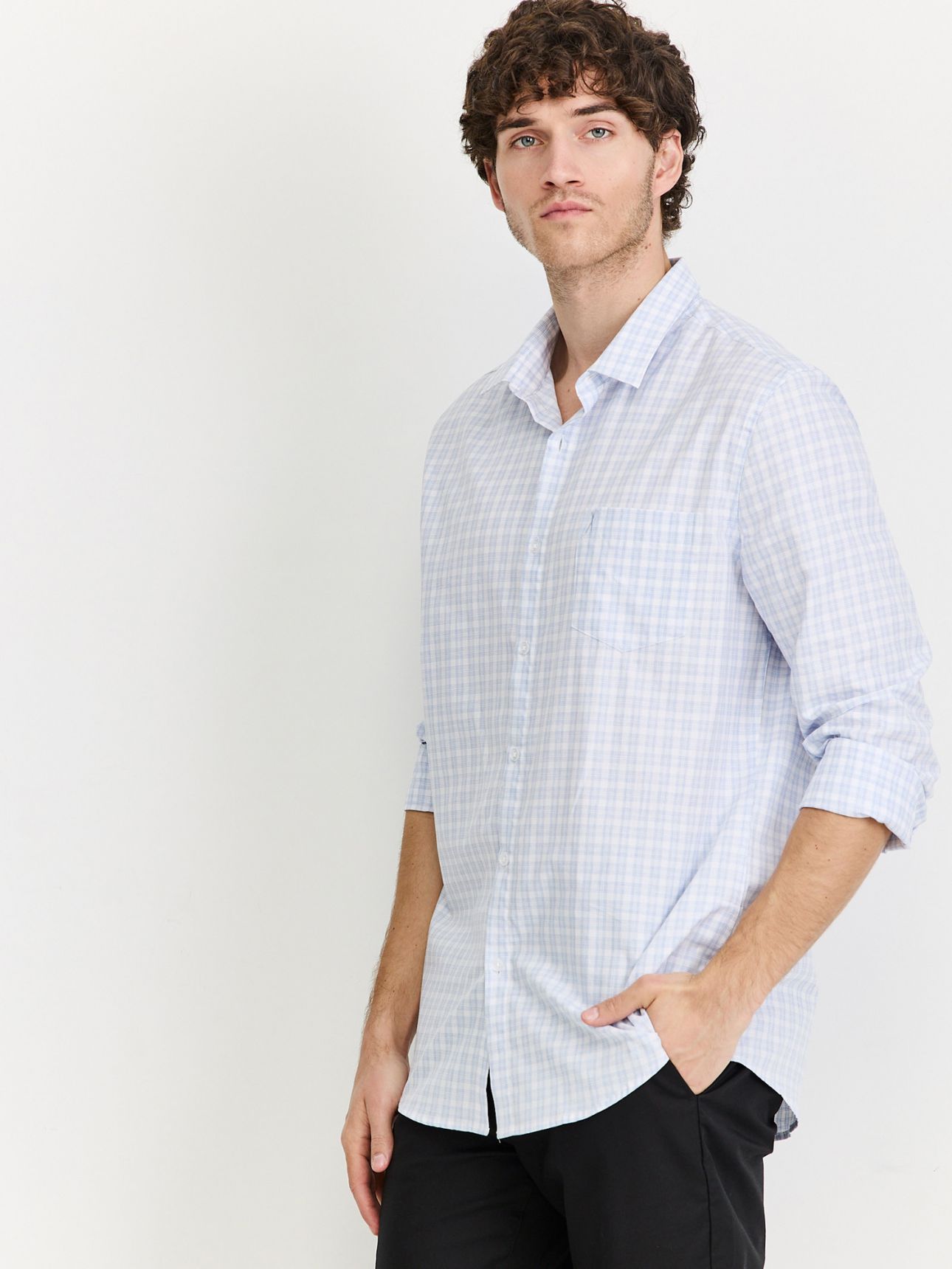 חולצה מכופתרת ארוכה קלאסית עם כיס