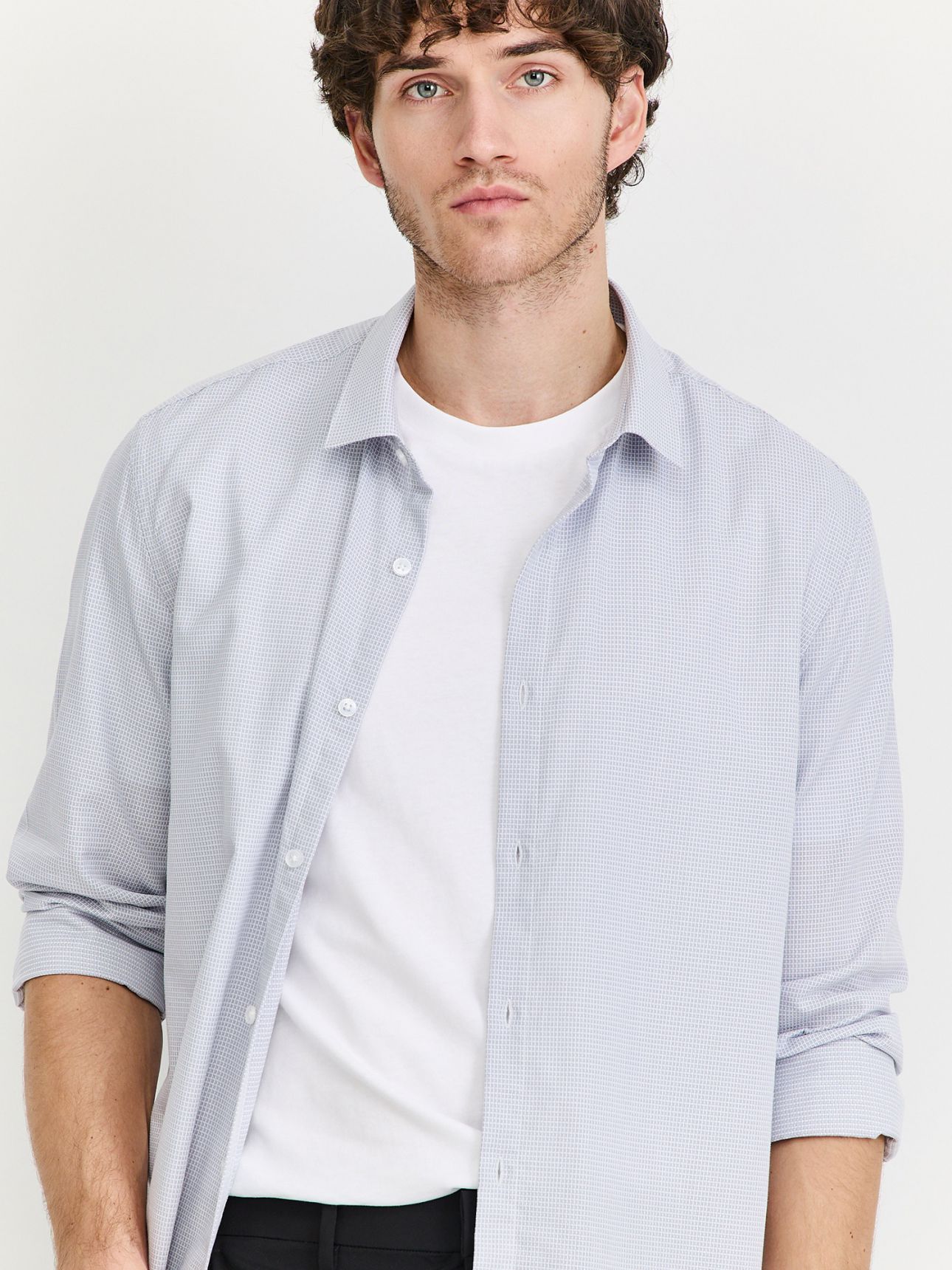 חולצה מכופתרת ארוכה קלאסית עם כיס