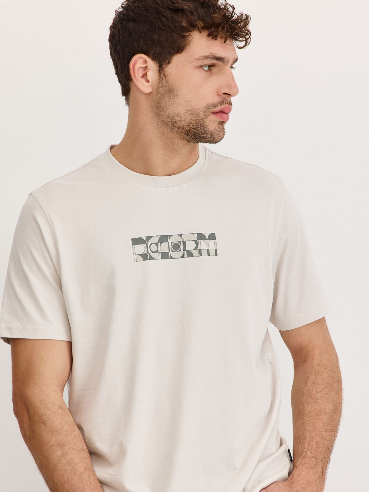 טי שירט קצרה עם דפוס