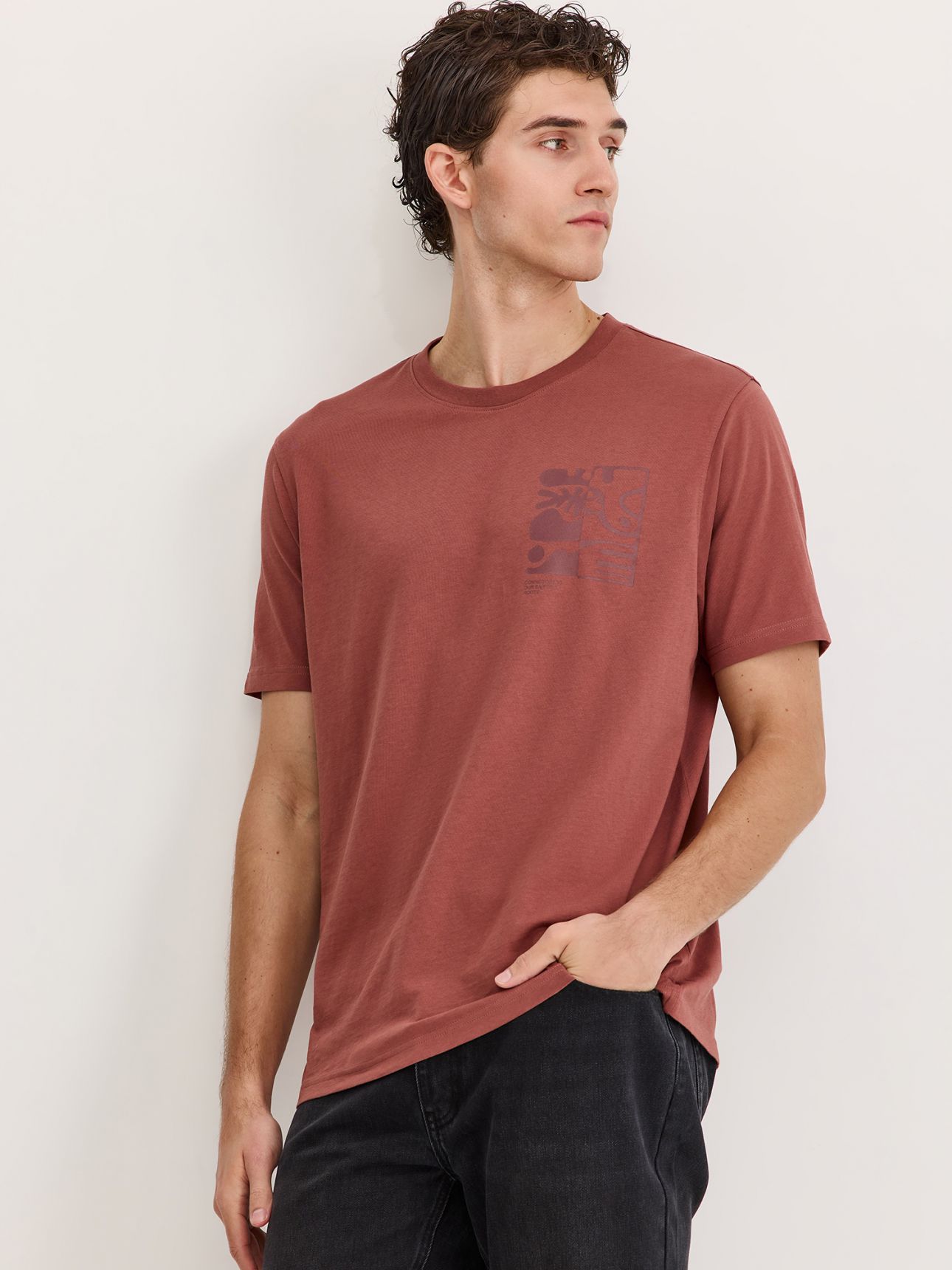 טי שירט קצרה עם דפוס