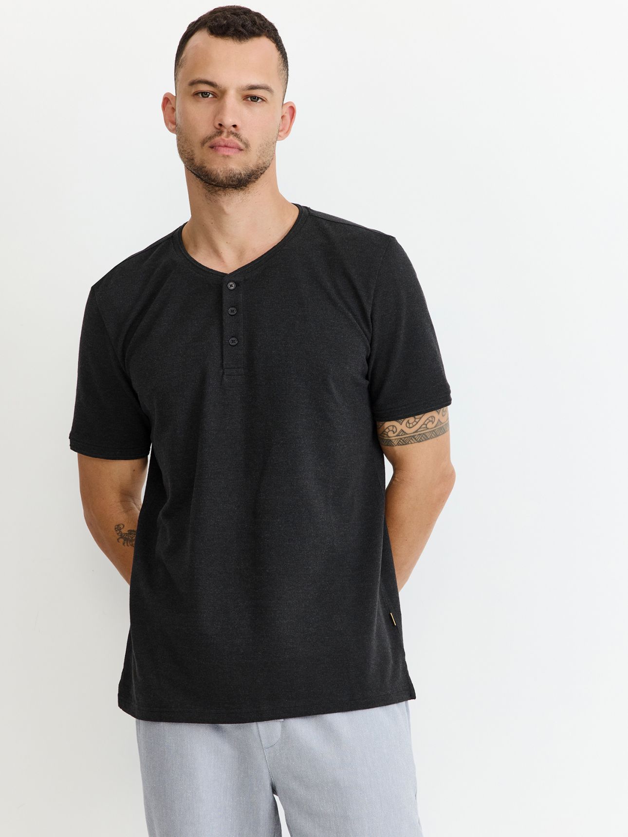 טי שירט קצרה הנלי טקסטורה