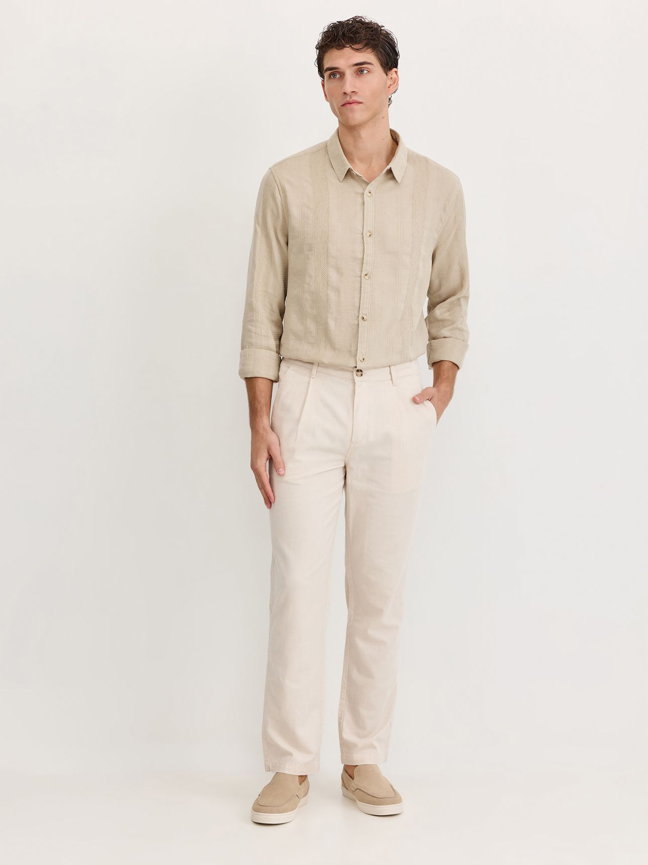 מכנסי צ’ינו מחוייטים בשילוב פשתן