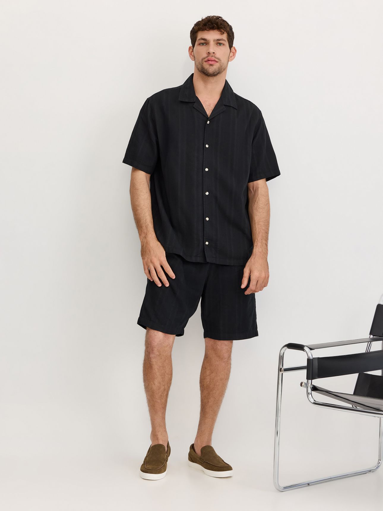 מכנסי ברמודה טקסטורת פסים