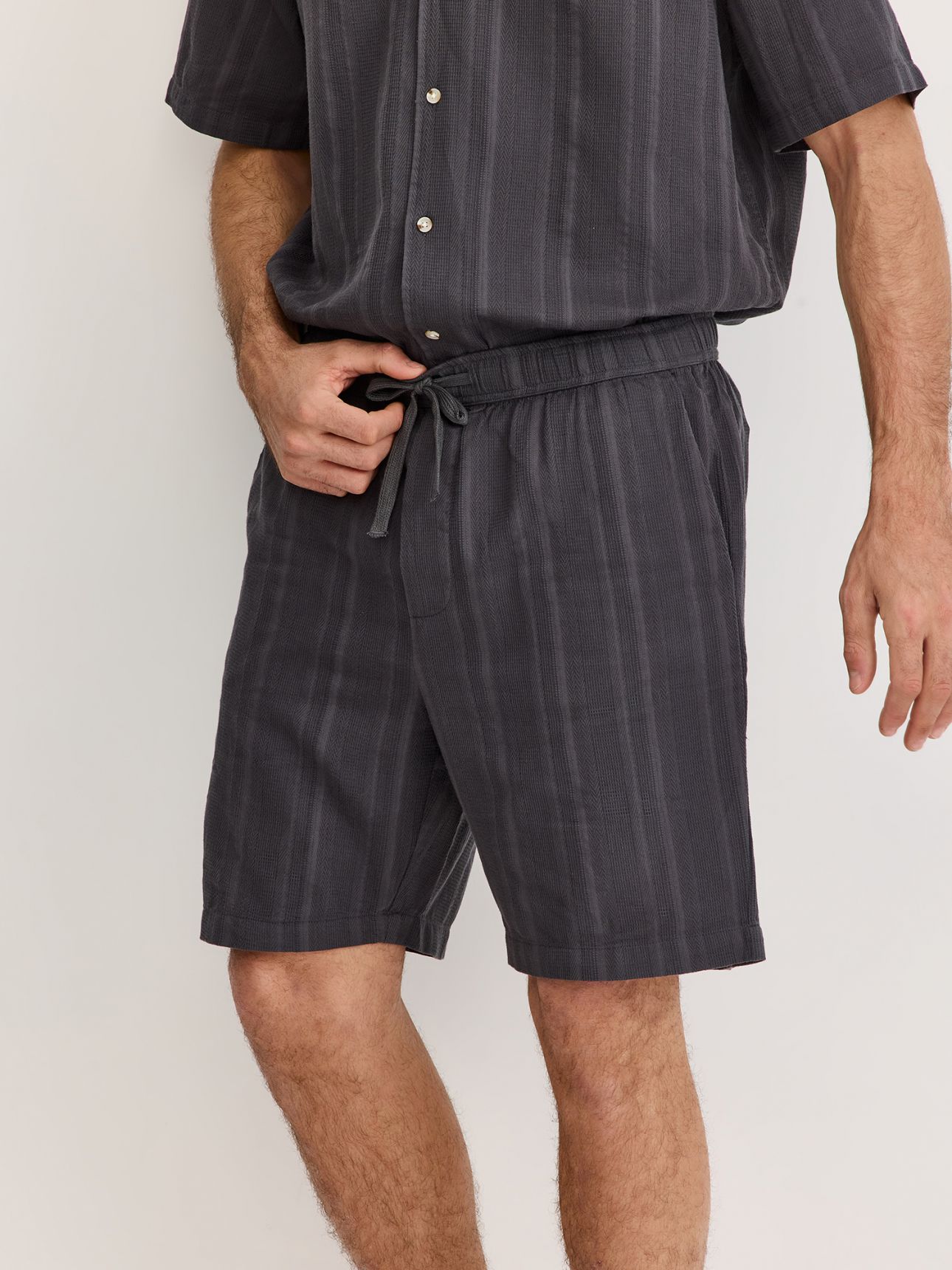 מכנסי ברמודה טקסטורת פסים