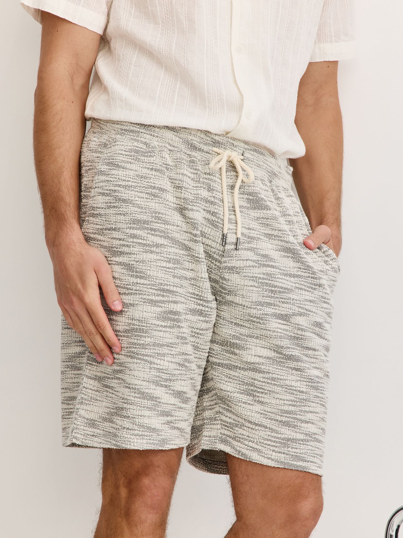 מכנסי ברמודה טקסטורה עם שרוך