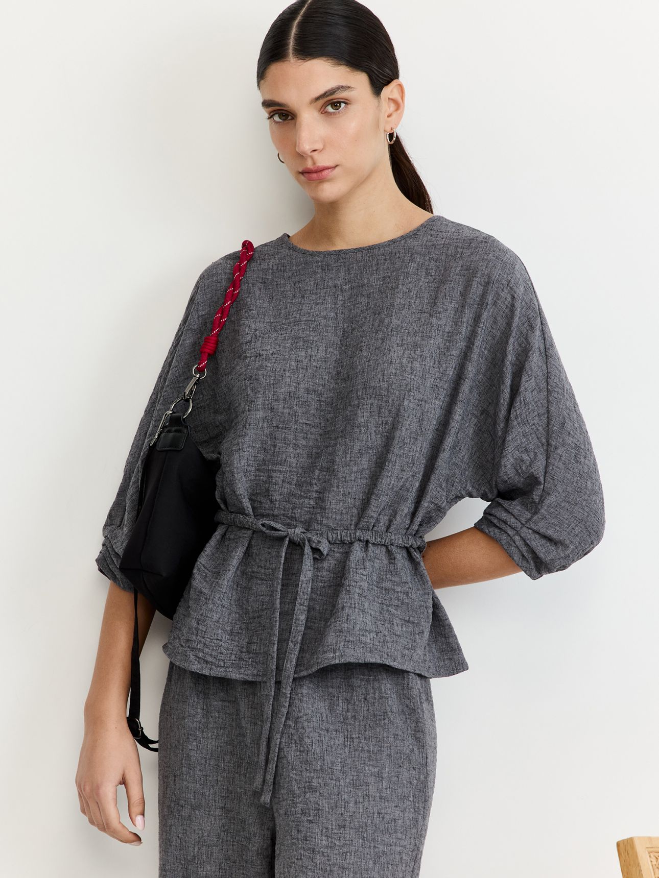 חולצת אריג משולבת חגורה