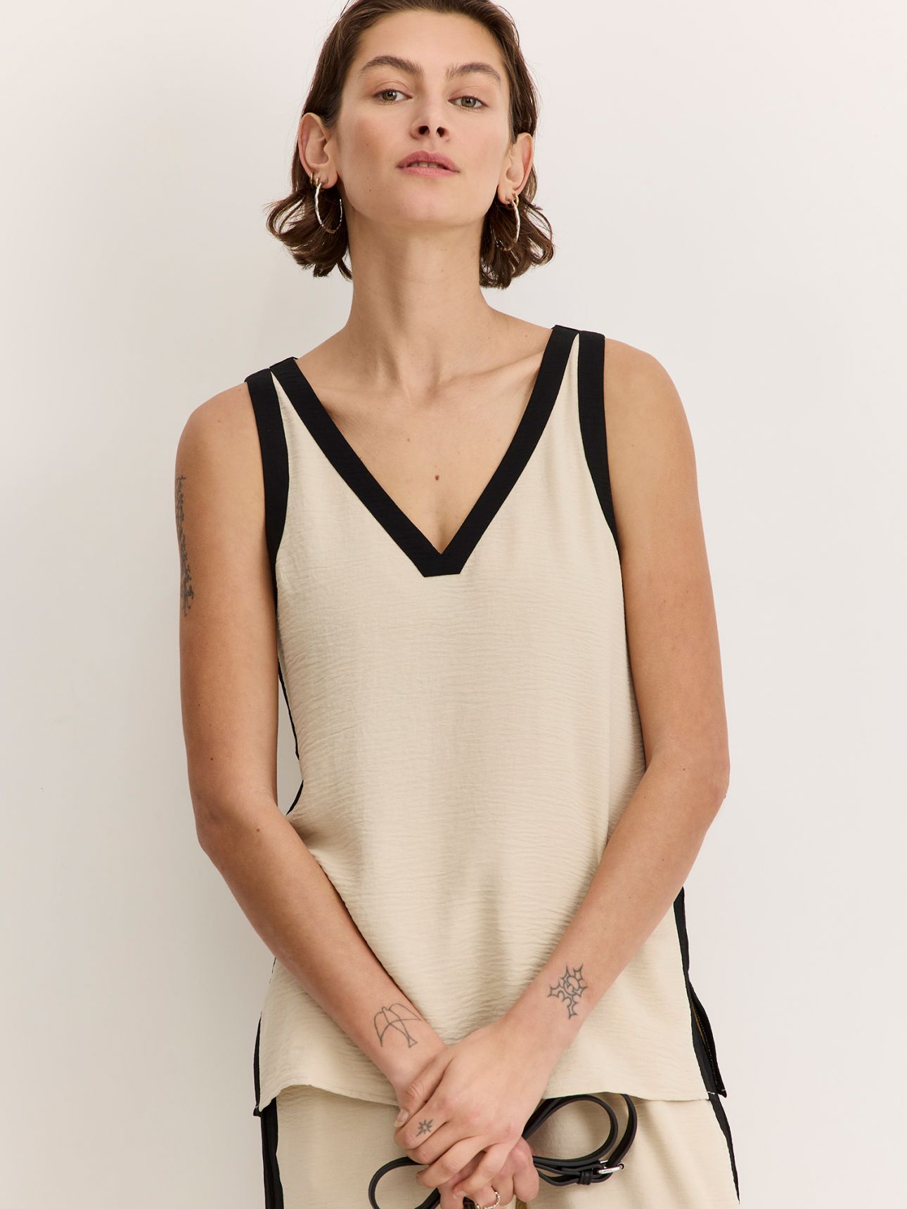 גופייה במפתח וי