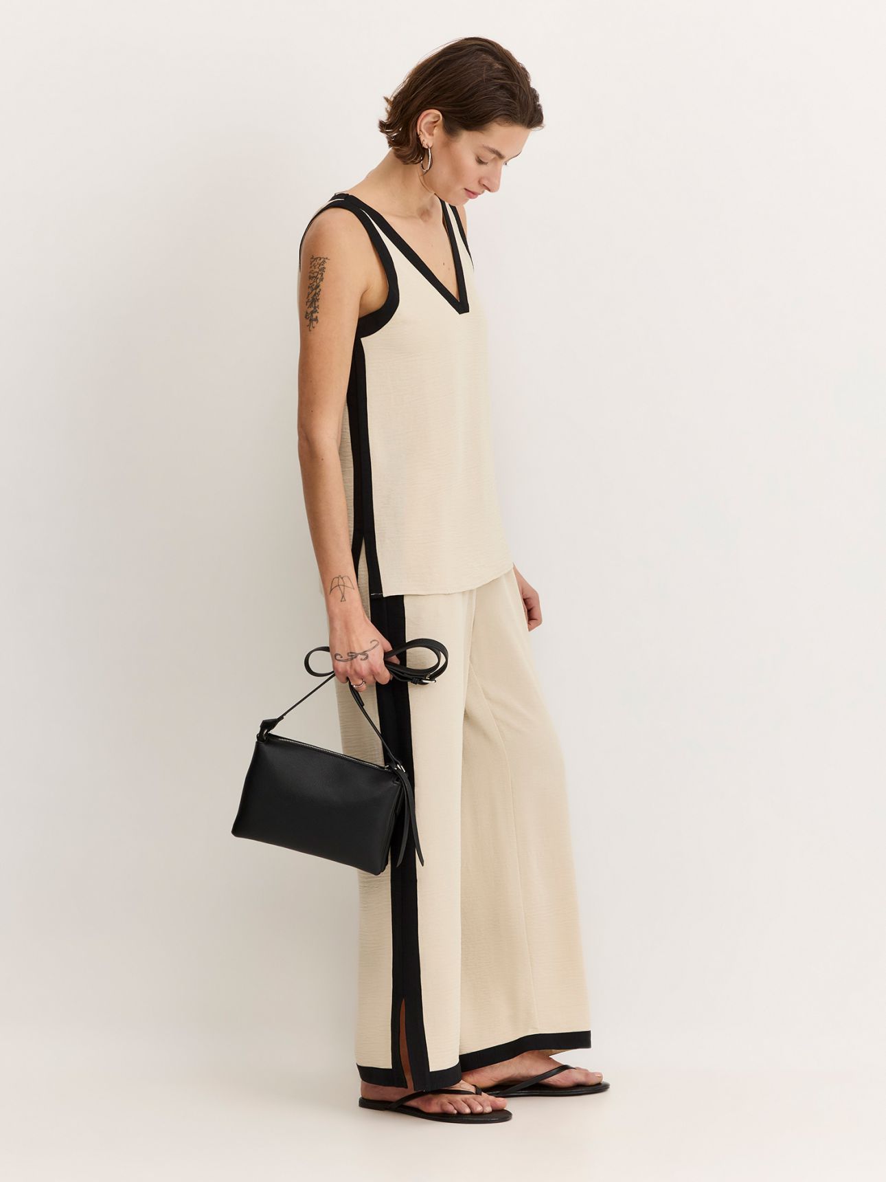 גופייה במפתח וי