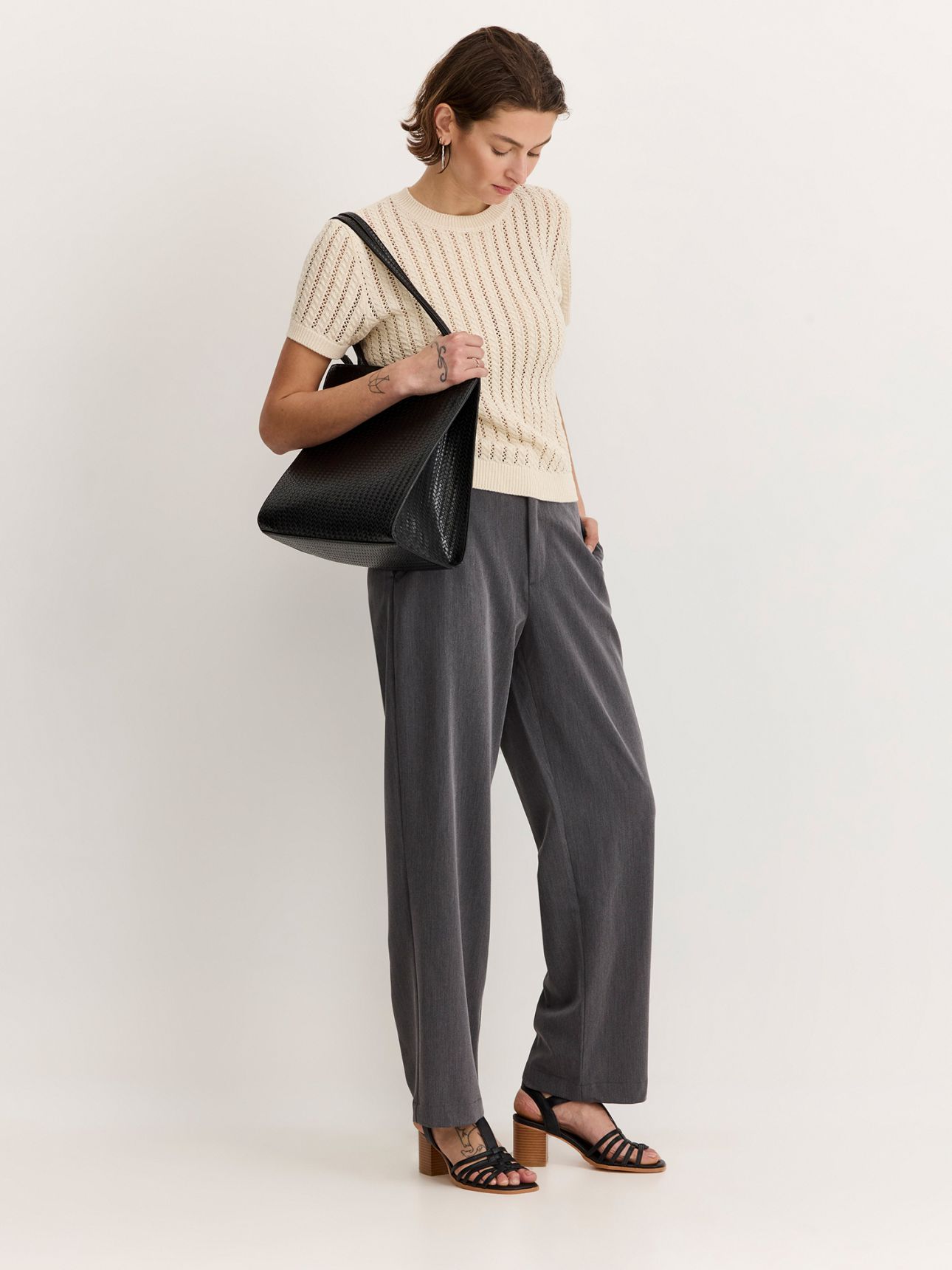 חולצת T סרוגה בטקסטורה עדינה