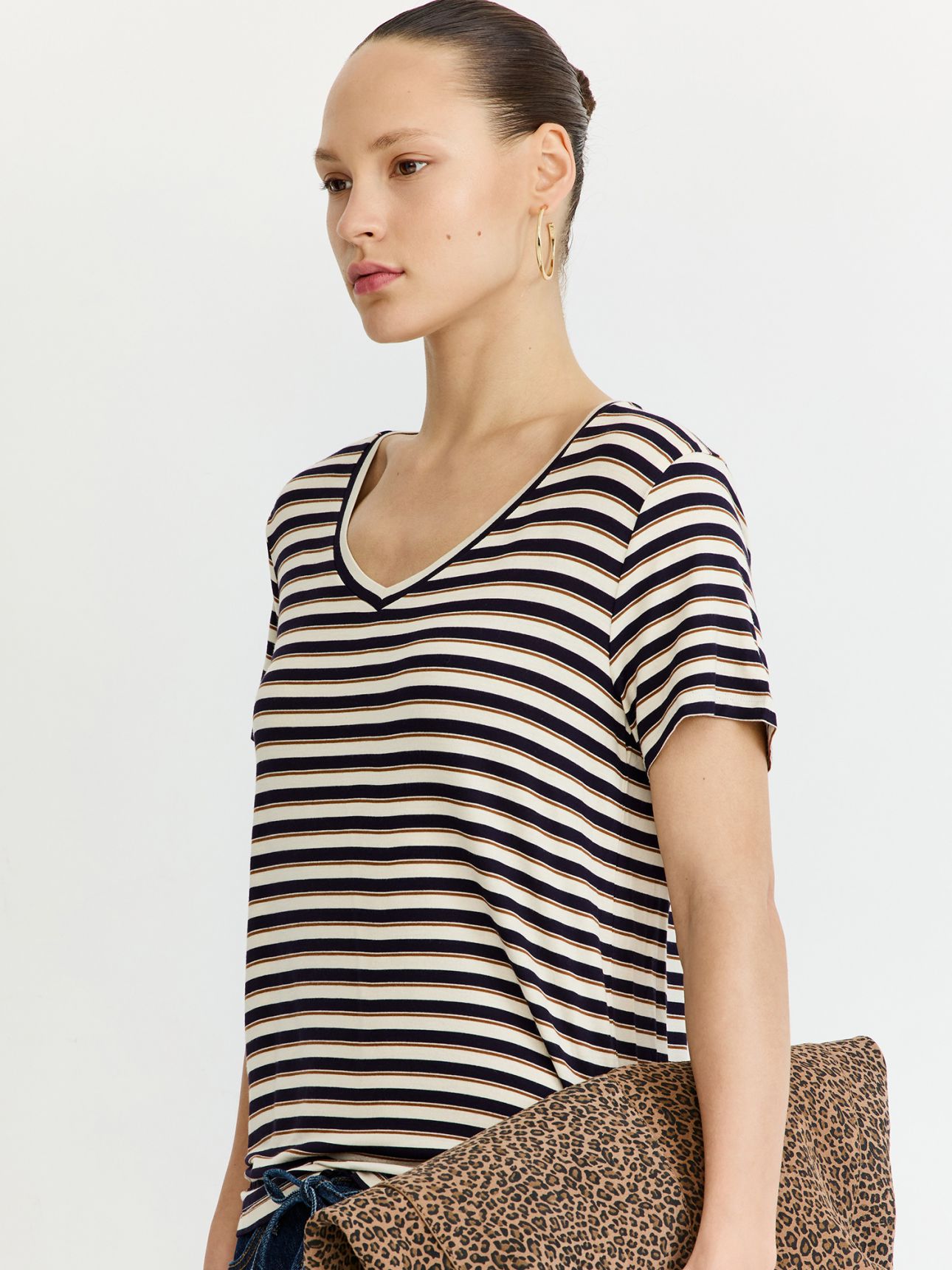 טי שירט וי בייסיק