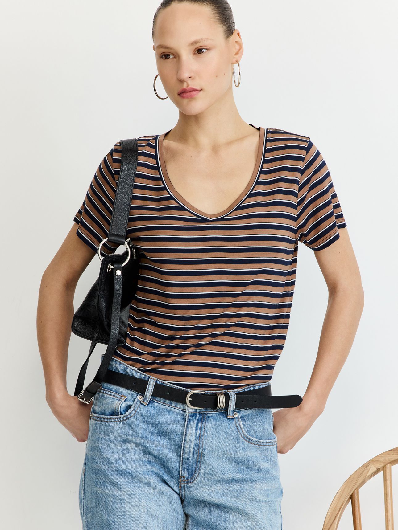 טי שירט וי בייסיק