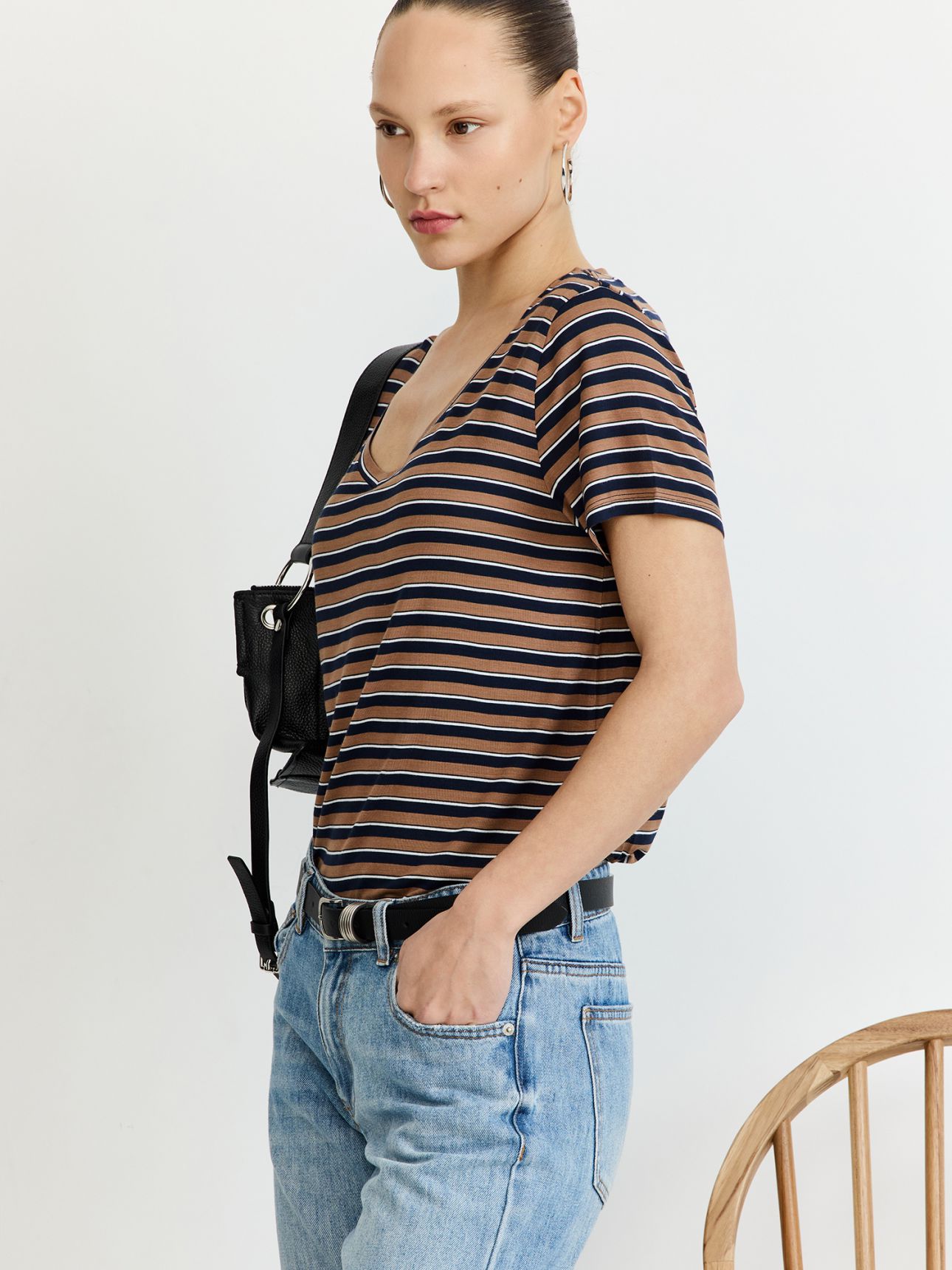 טי שירט וי בייסיק