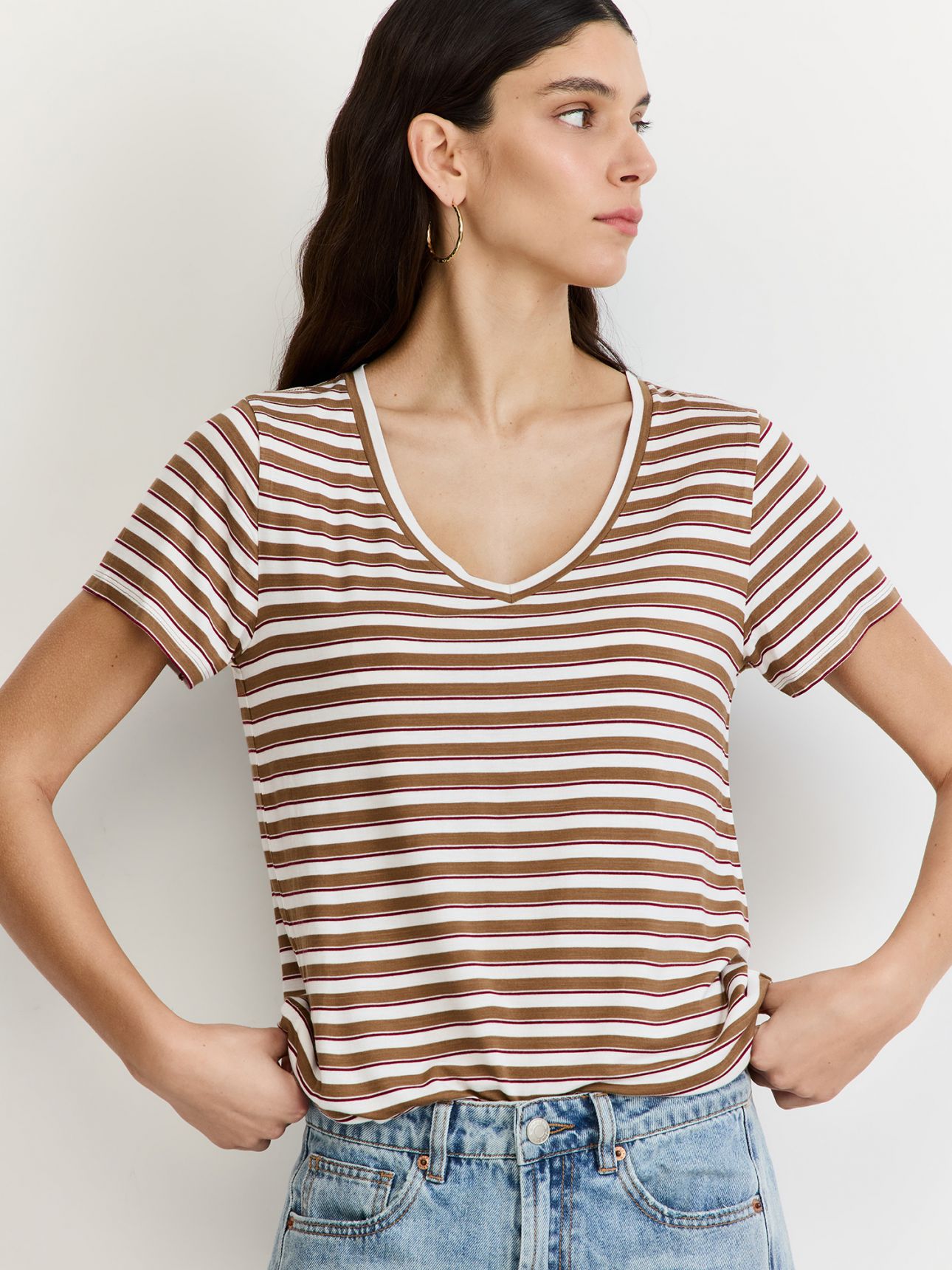 טי שירט וי בייסיק