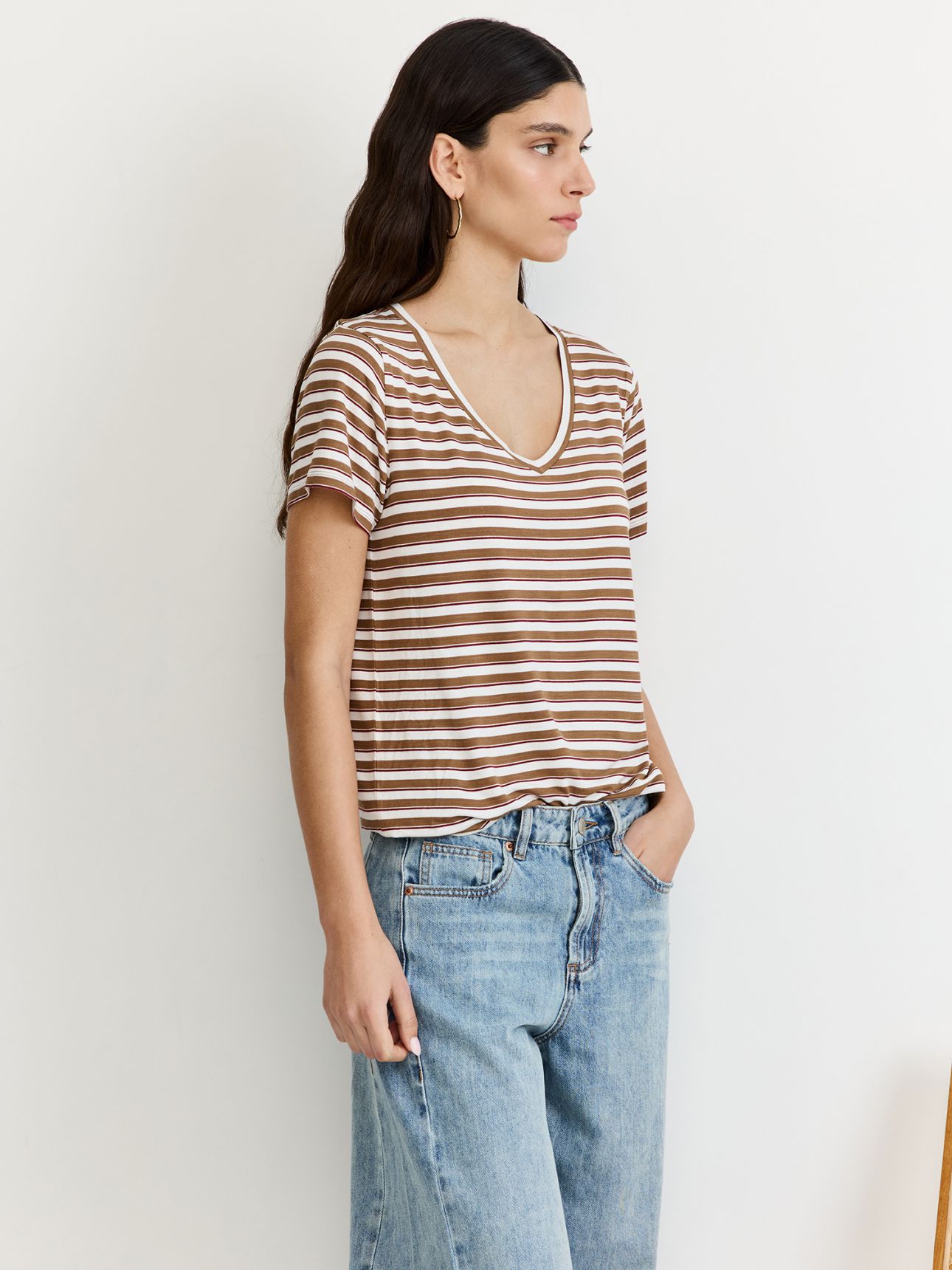 טי שירט וי בייסיק