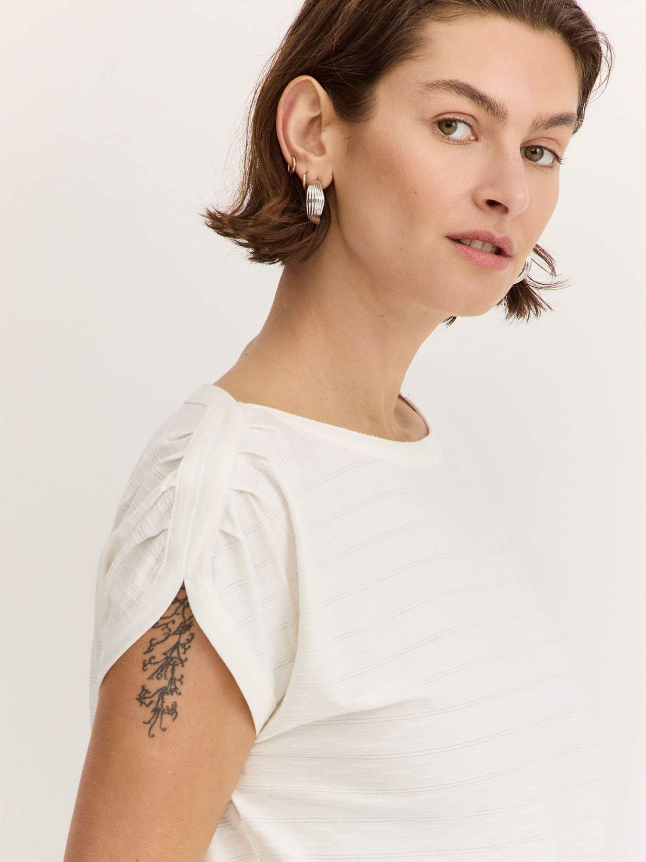 טי שירט עם כיווצים