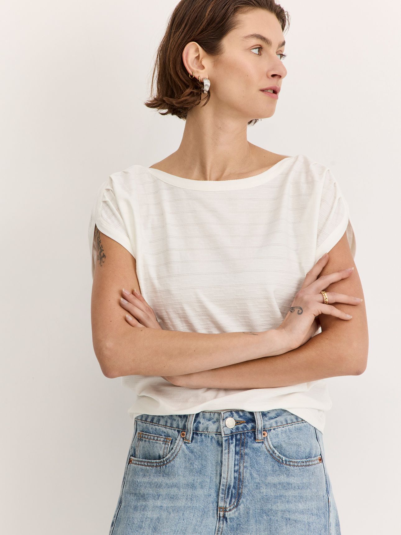 טי שירט עם כיווצים