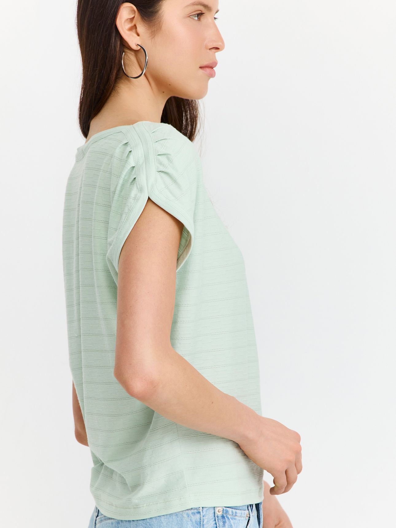 טי שירט עם כיווצים