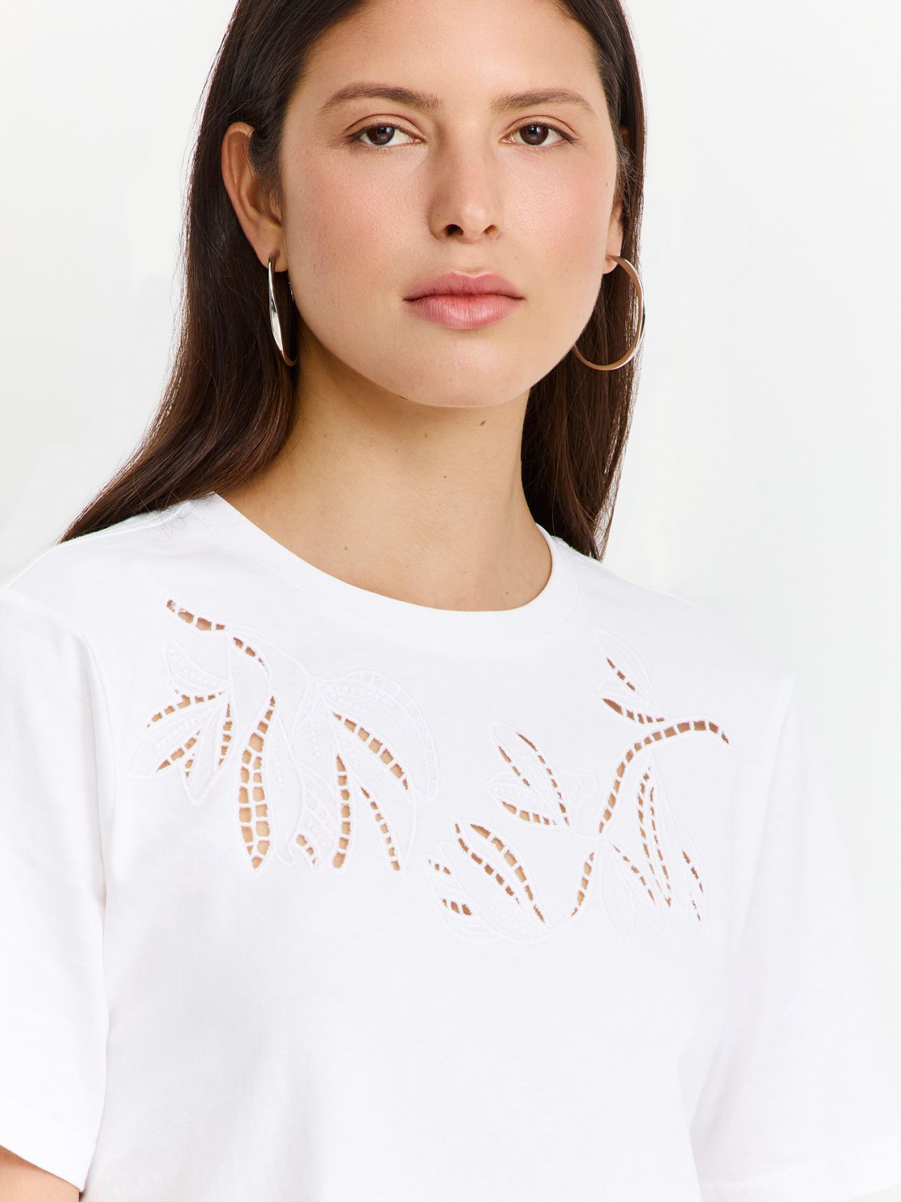 טי שירט בשילוב רקמה