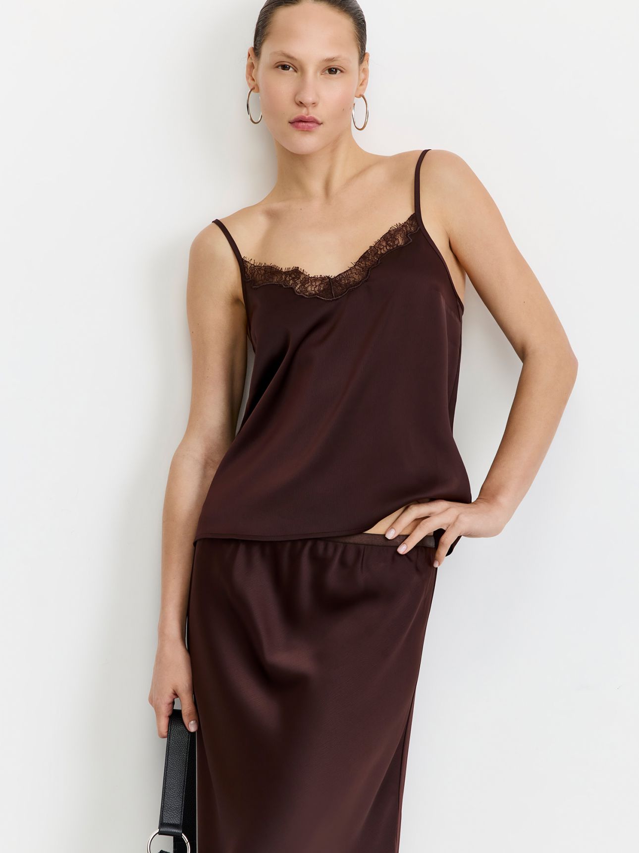 גופיית סטן בשילוב תחרה