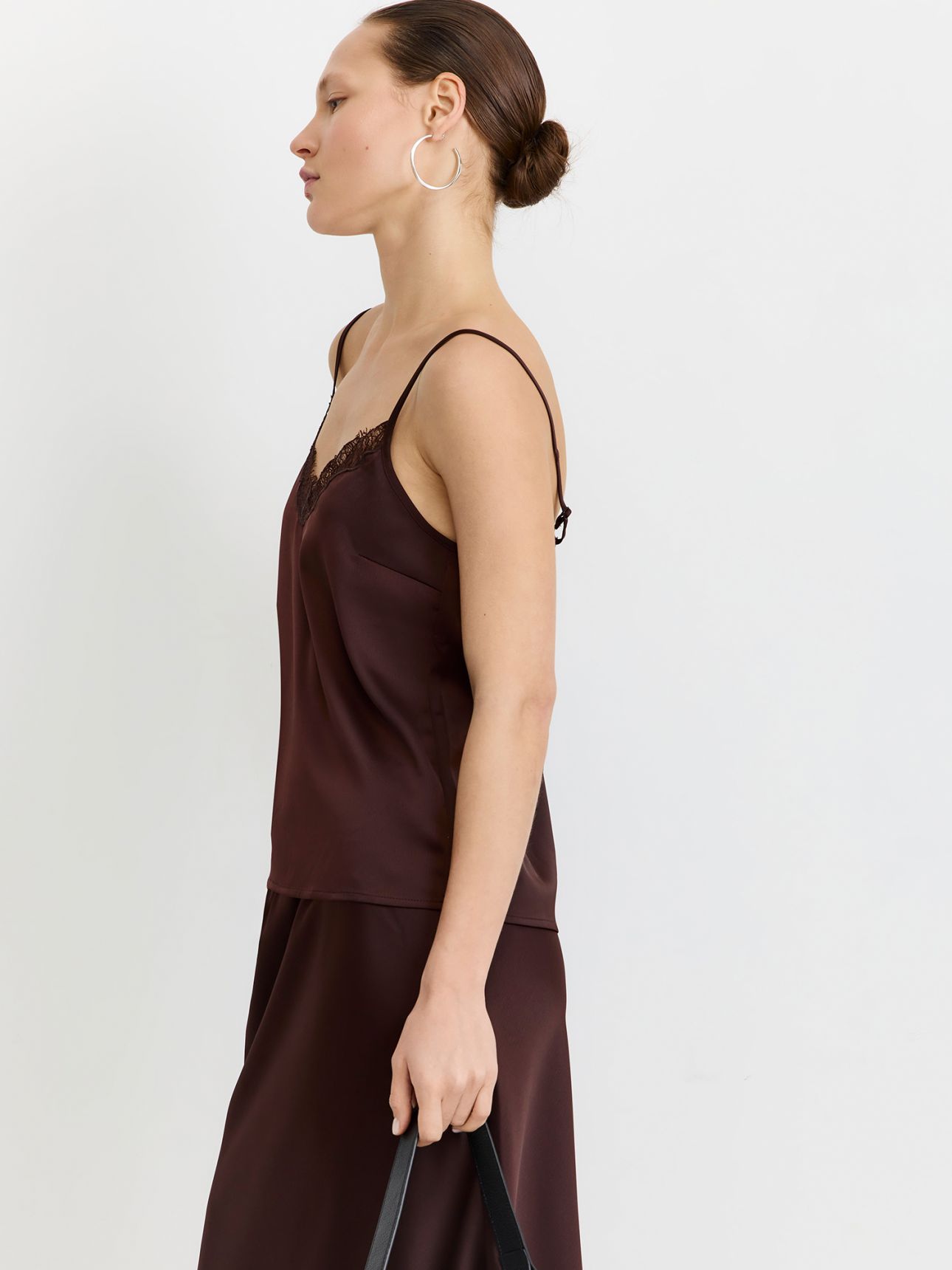 גופיית סטן בשילוב תחרה