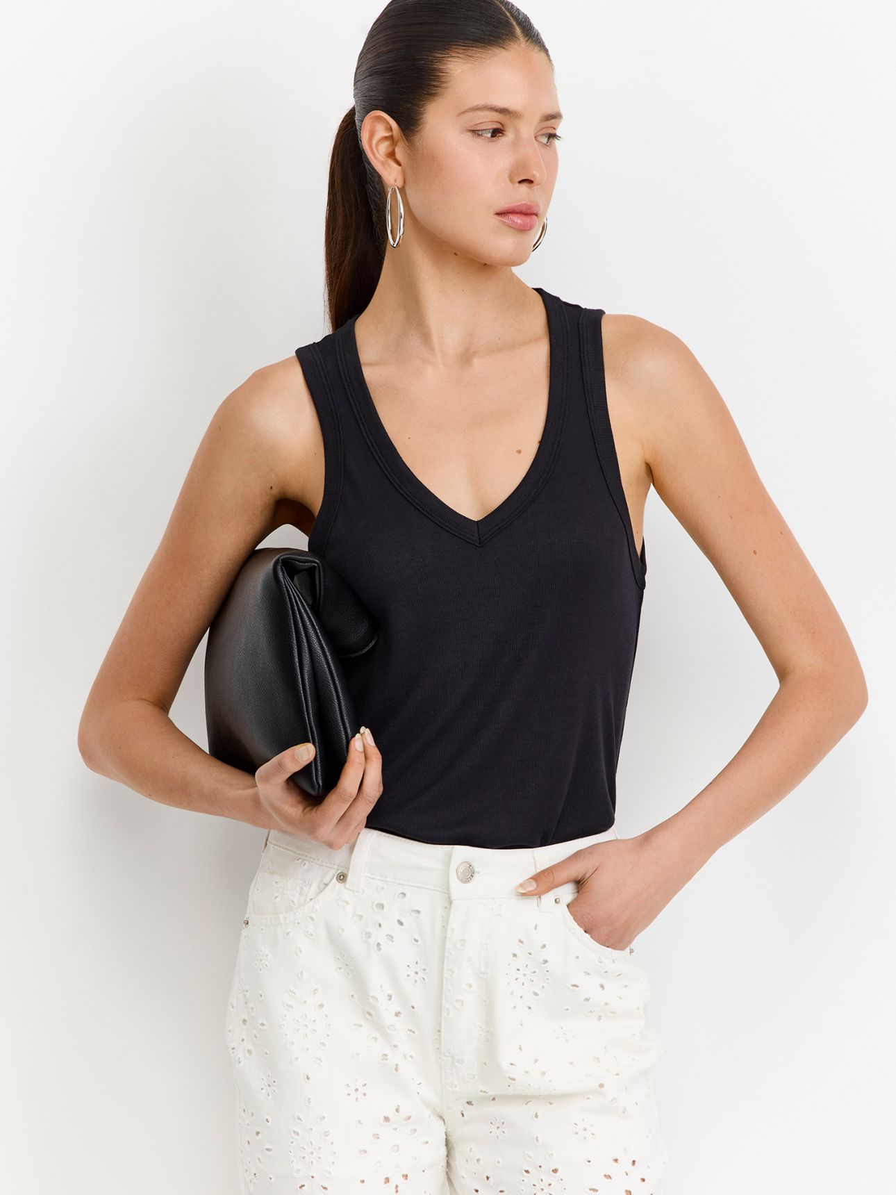 גופיה מחשוף וי