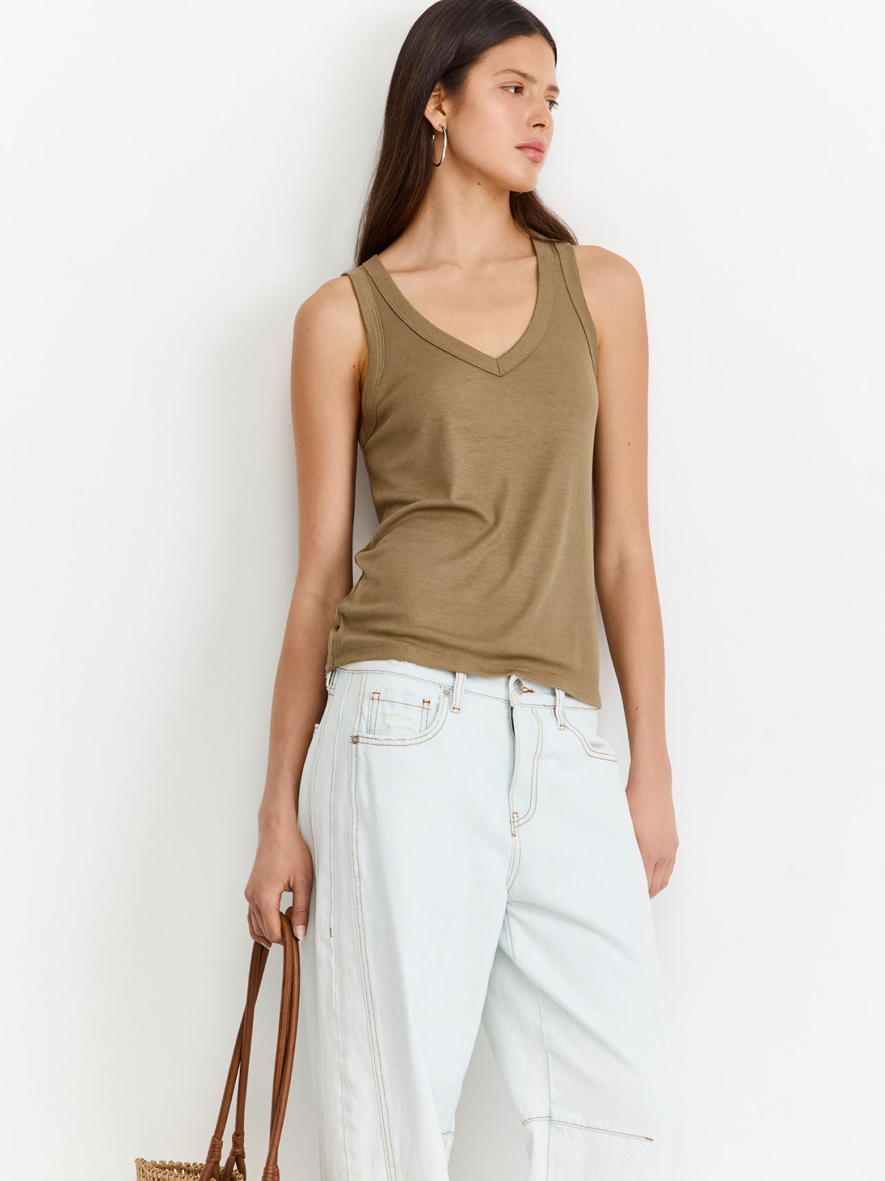 גופיה מחשוף וי