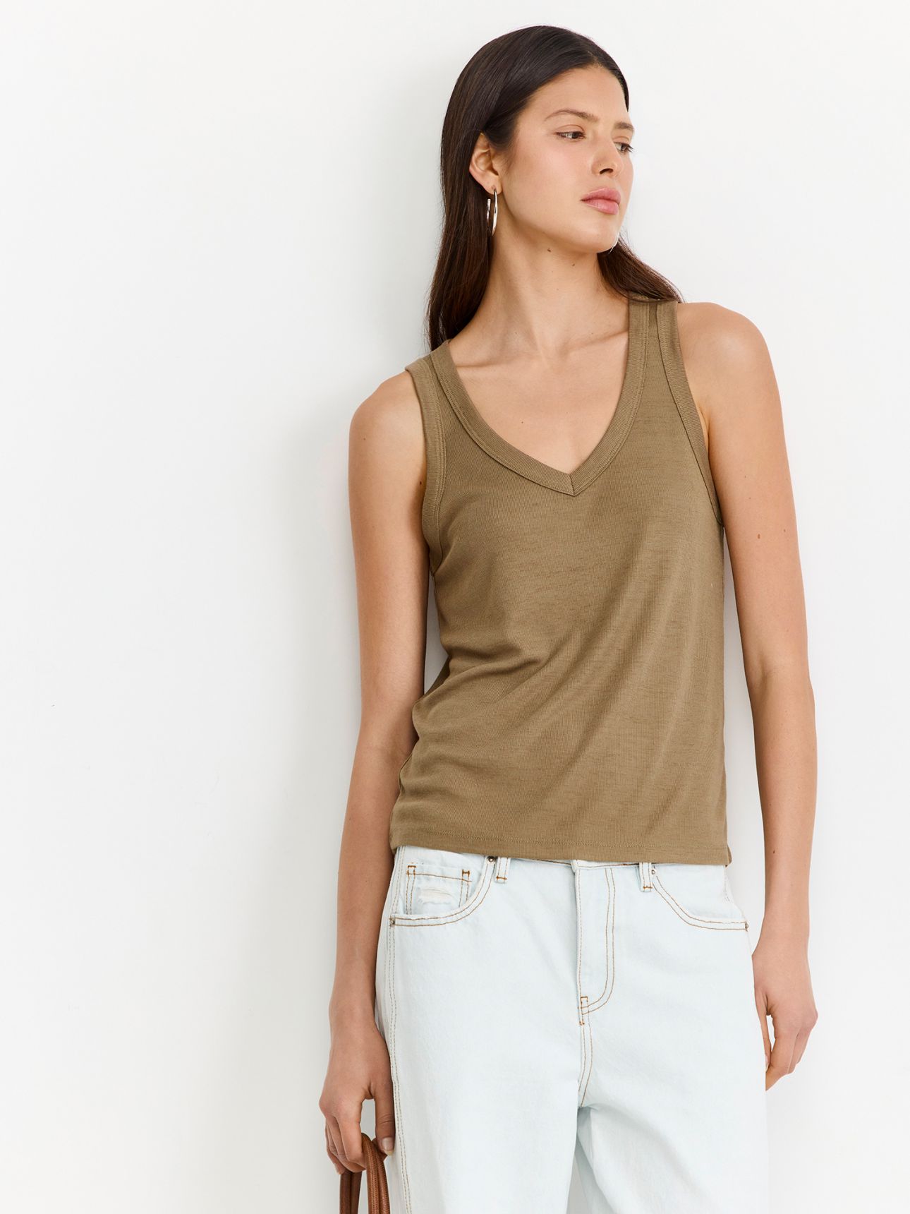 גופיה מחשוף וי