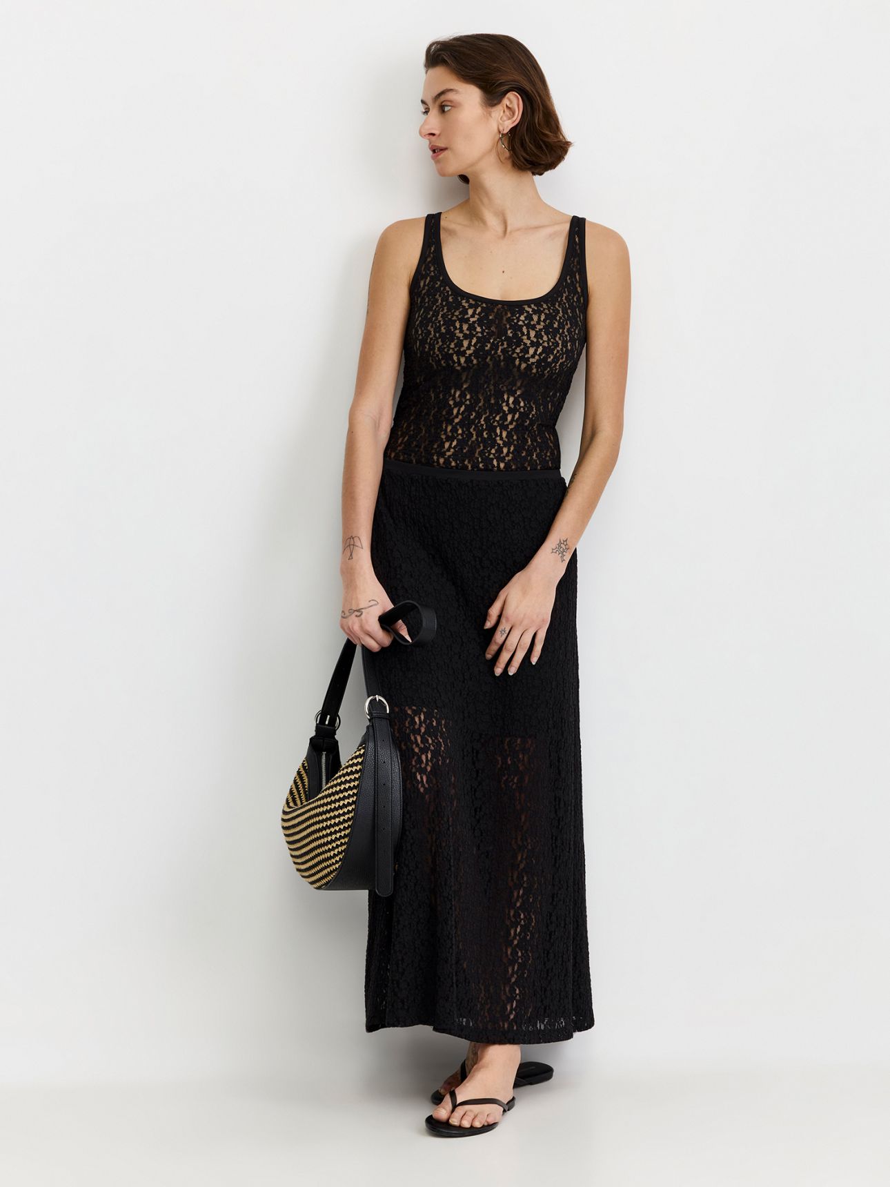 גופיית תחרה צמודה