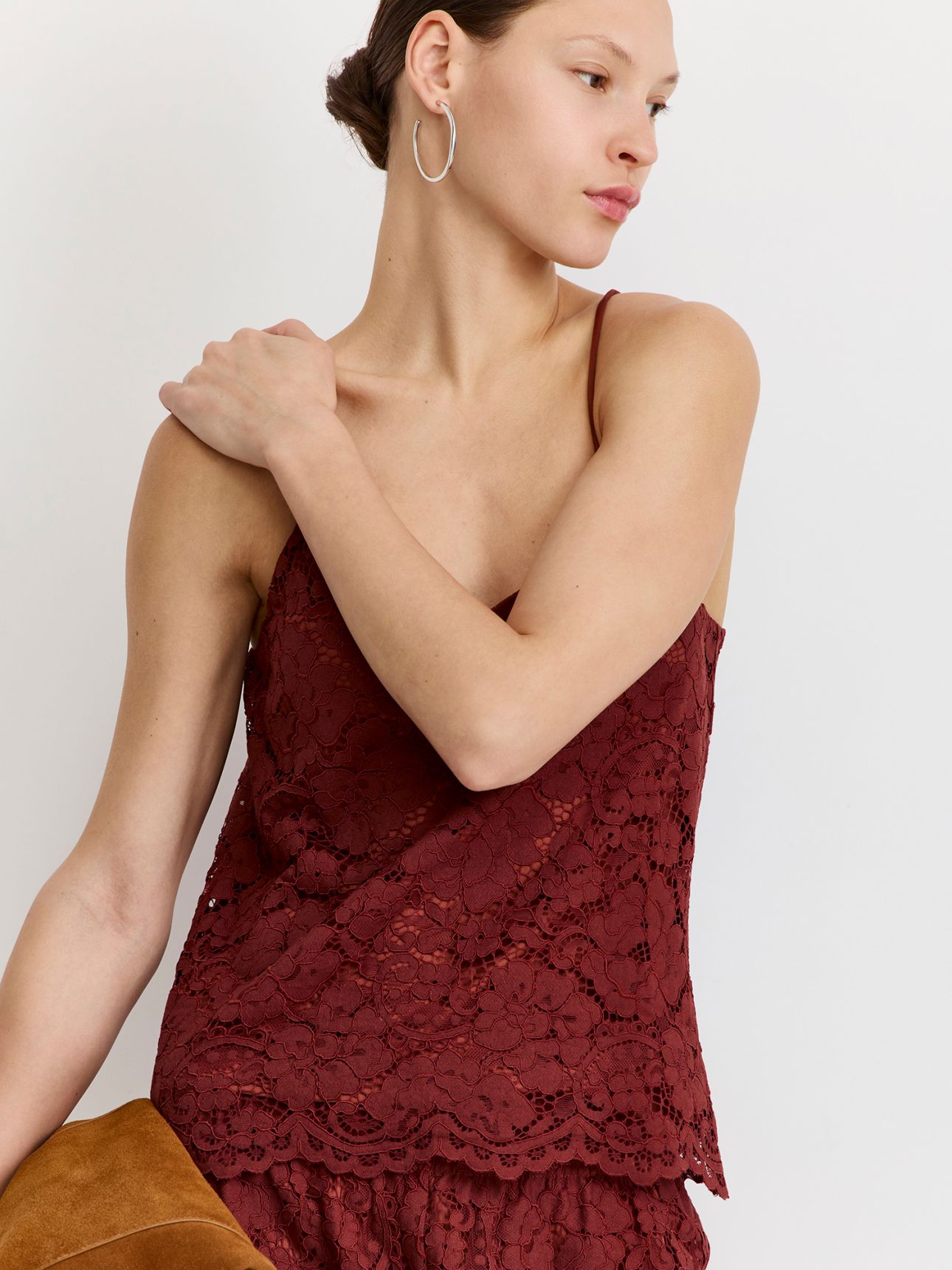 גופיית תחרה